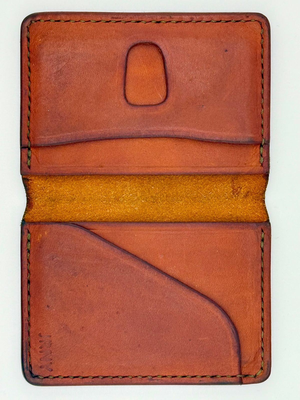 Photo by jeremy.m.boyd on December 2, 2025 of the Jeremy Boyd The JRNY Front Pocket BiFold in Tandy’s Economy Veg-Tan Hand Died English Bridle.