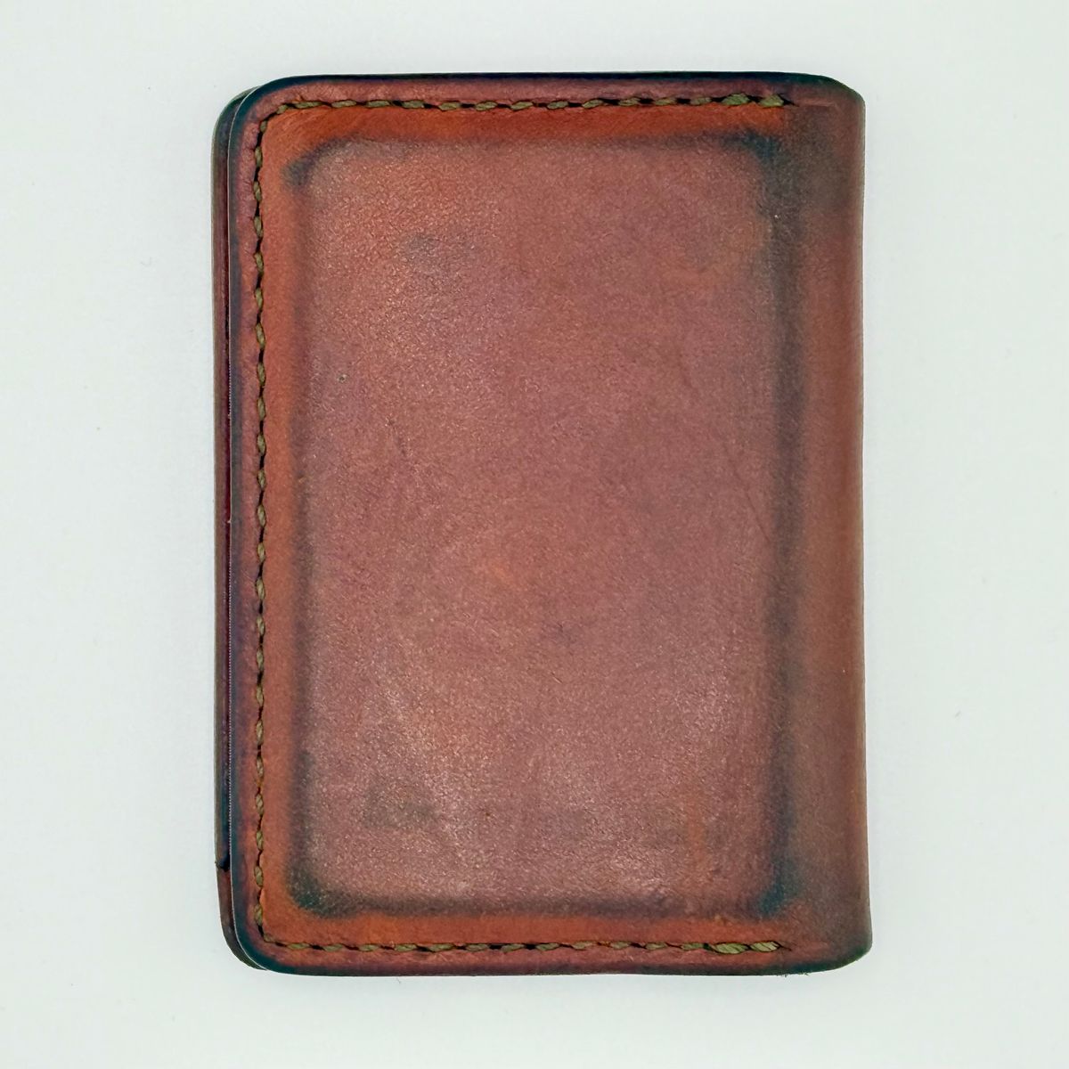 Photo by jeremy.m.boyd on December 2, 2025 of the Jeremy Boyd The JRNY Front Pocket BiFold in Tandy’s Economy Veg-Tan Hand Died English Bridle.