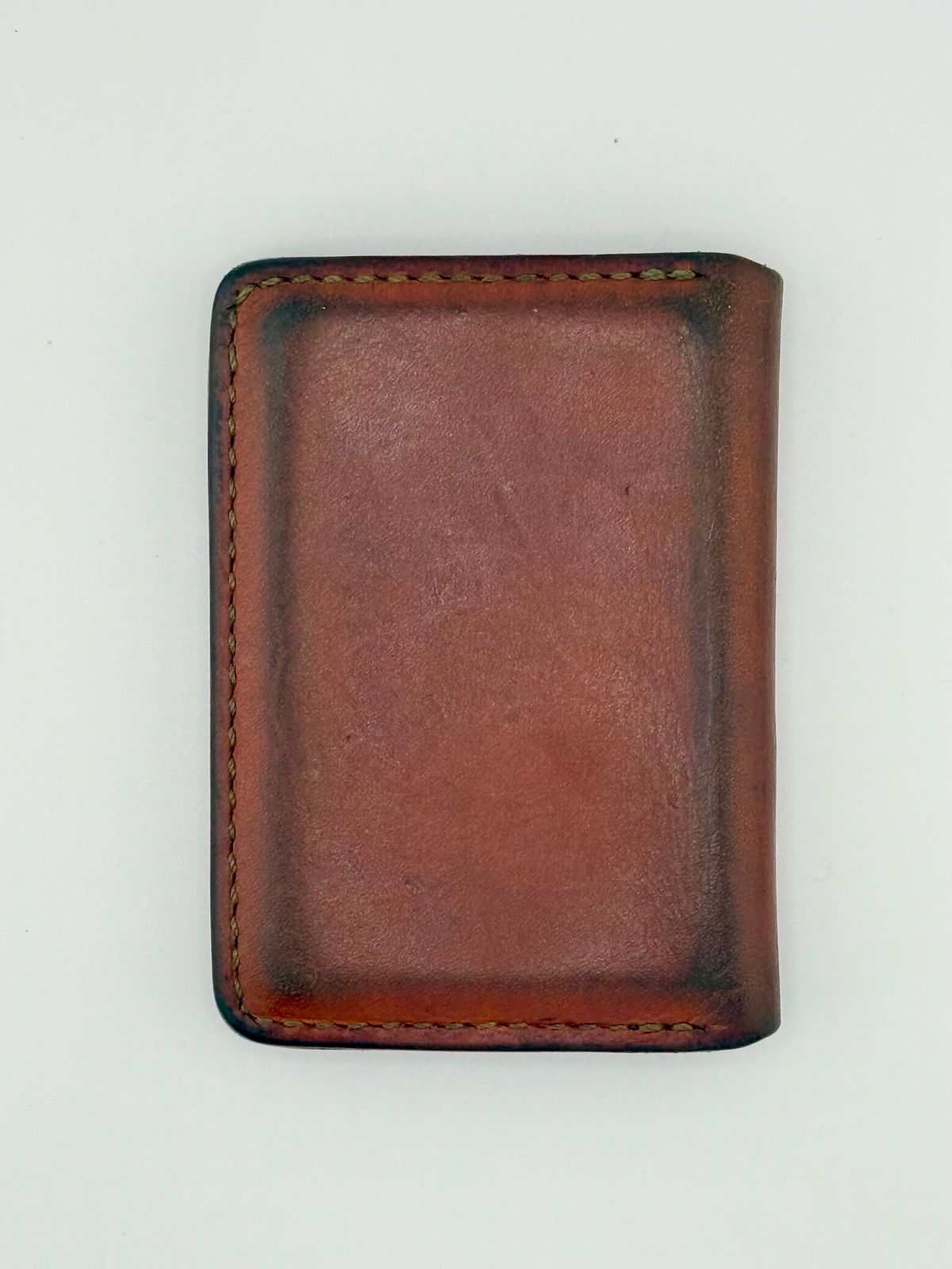 Photo by jeremy.m.boyd on January 4, 2026 of the Jeremy Boyd The JRNY Front Pocket BiFold in Tandy’s Economy Veg-Tan Hand Died English Bridle.