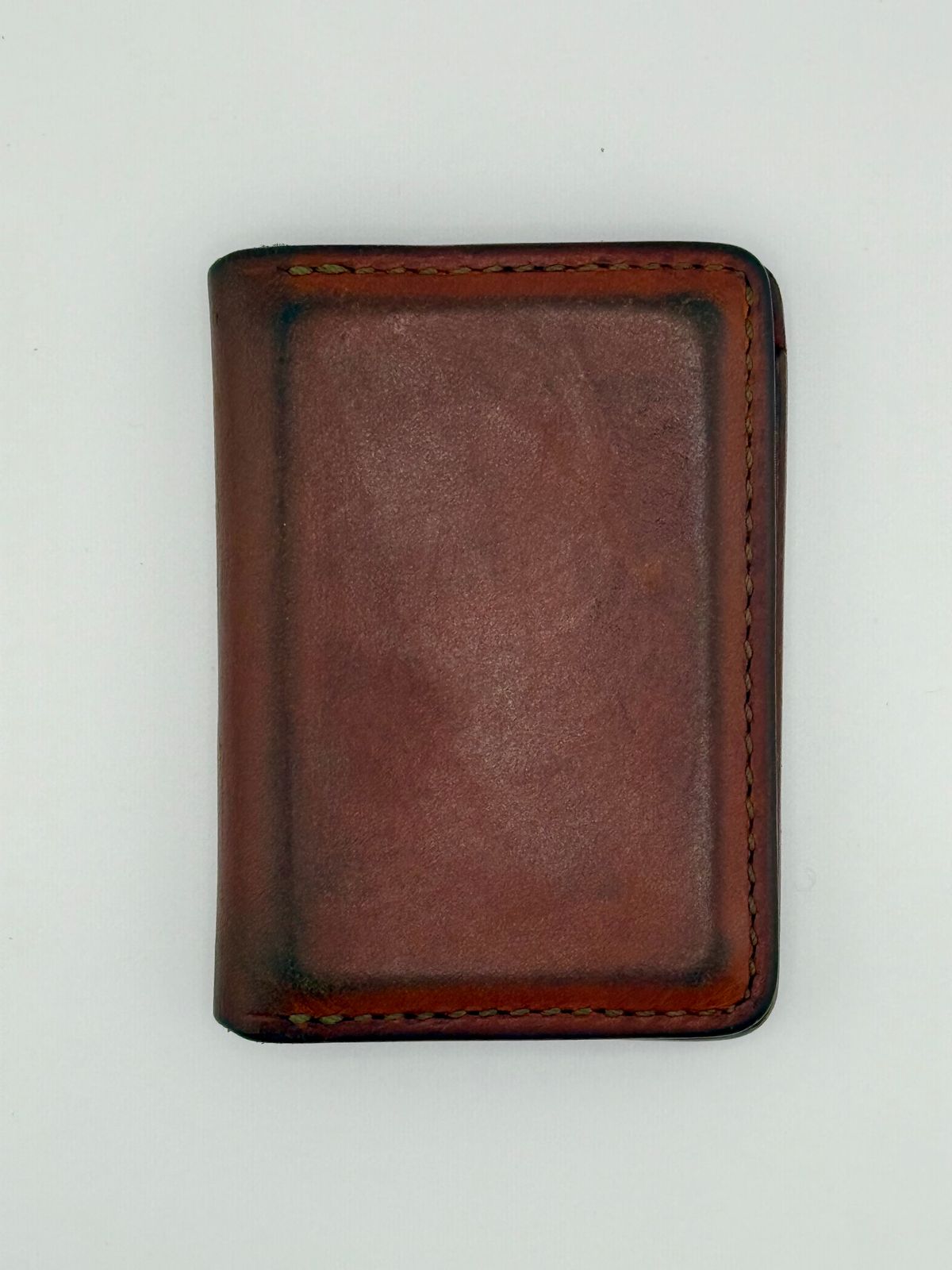 Photo by jeremy.m.boyd on January 4, 2026 of the Jeremy Boyd The JRNY Front Pocket BiFold in Tandy’s Economy Veg-Tan Hand Died English Bridle.