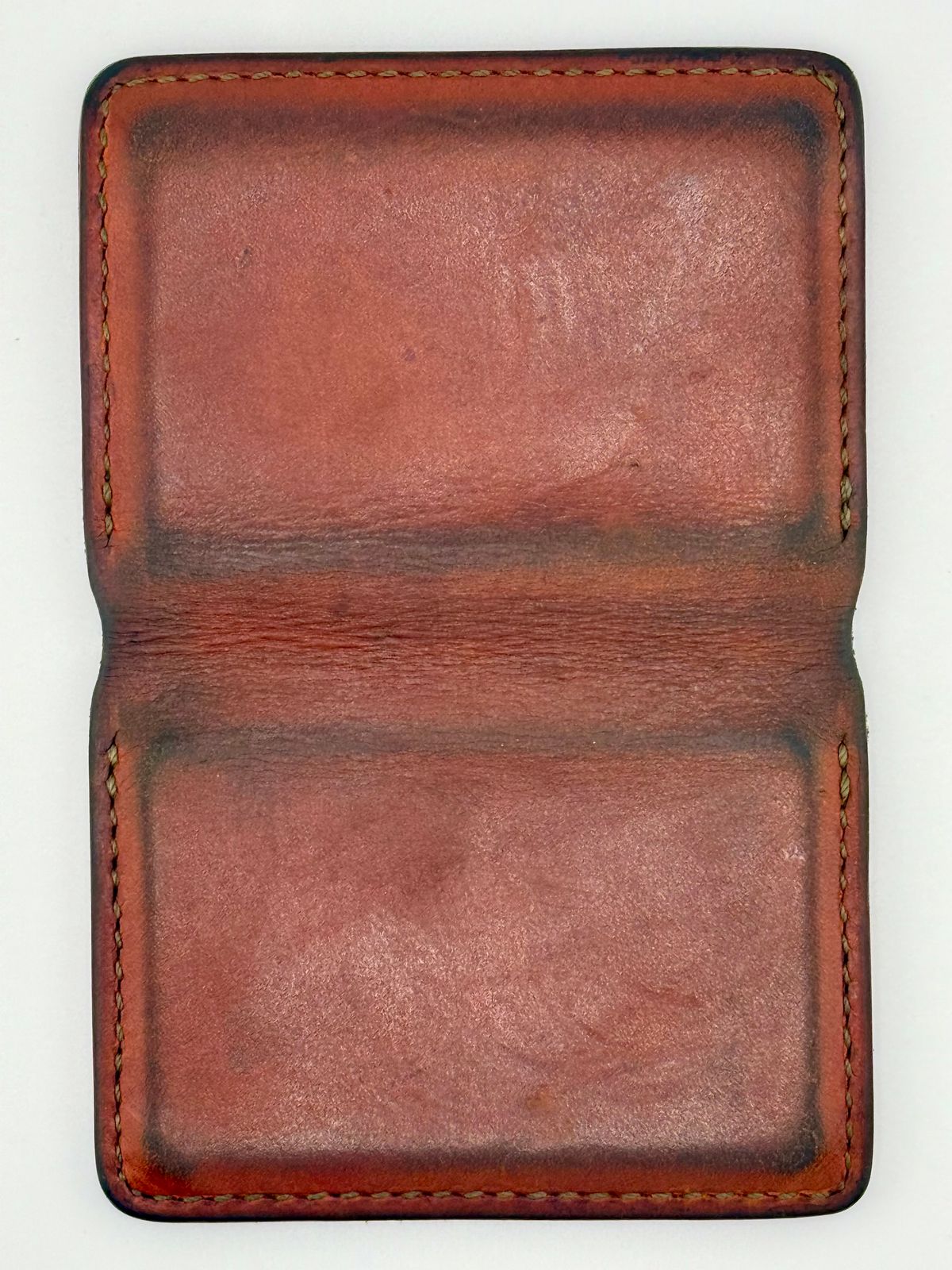 Photo by jeremy.m.boyd on January 4, 2026 of the Jeremy Boyd The JRNY Front Pocket BiFold in Tandy’s Economy Veg-Tan Hand Died English Bridle.