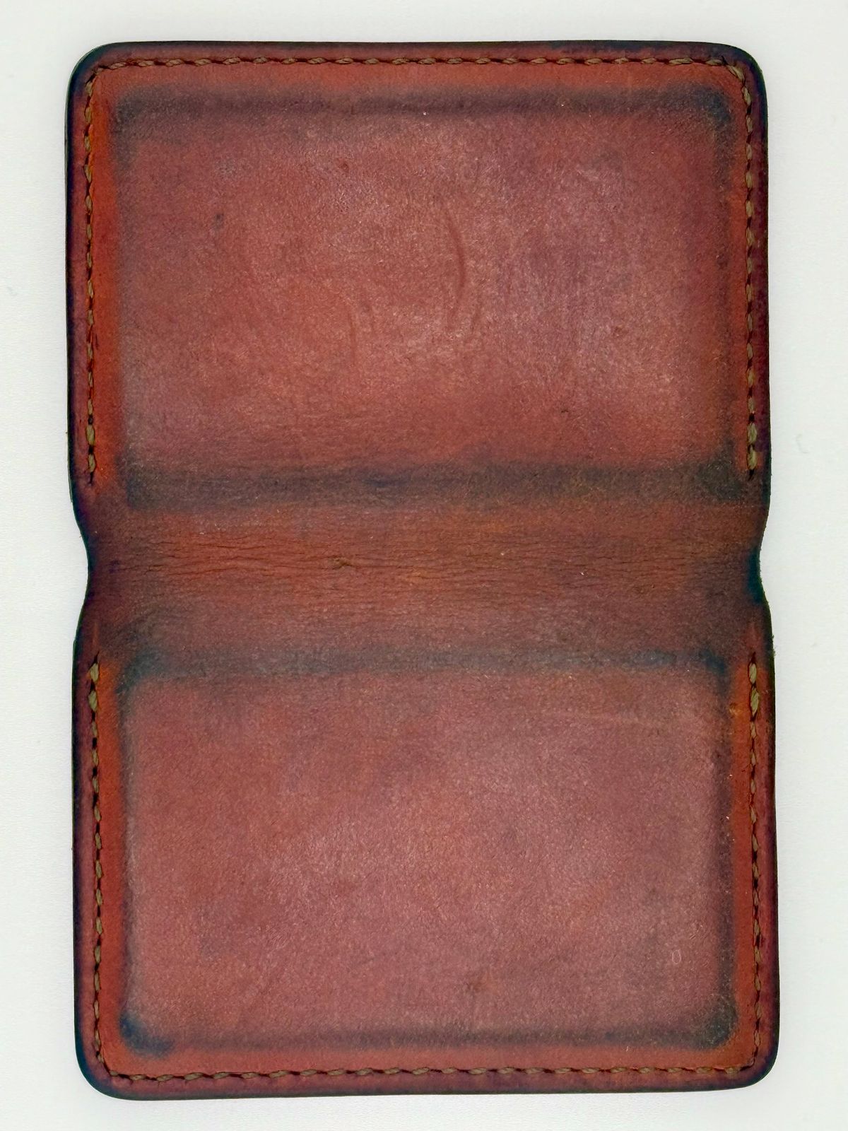 Photo by jeremy.m.boyd on February 4, 2026 of the Jeremy Boyd The JRNY Front Pocket BiFold in Tandy’s Economy Veg-Tan Hand Died English Bridle.