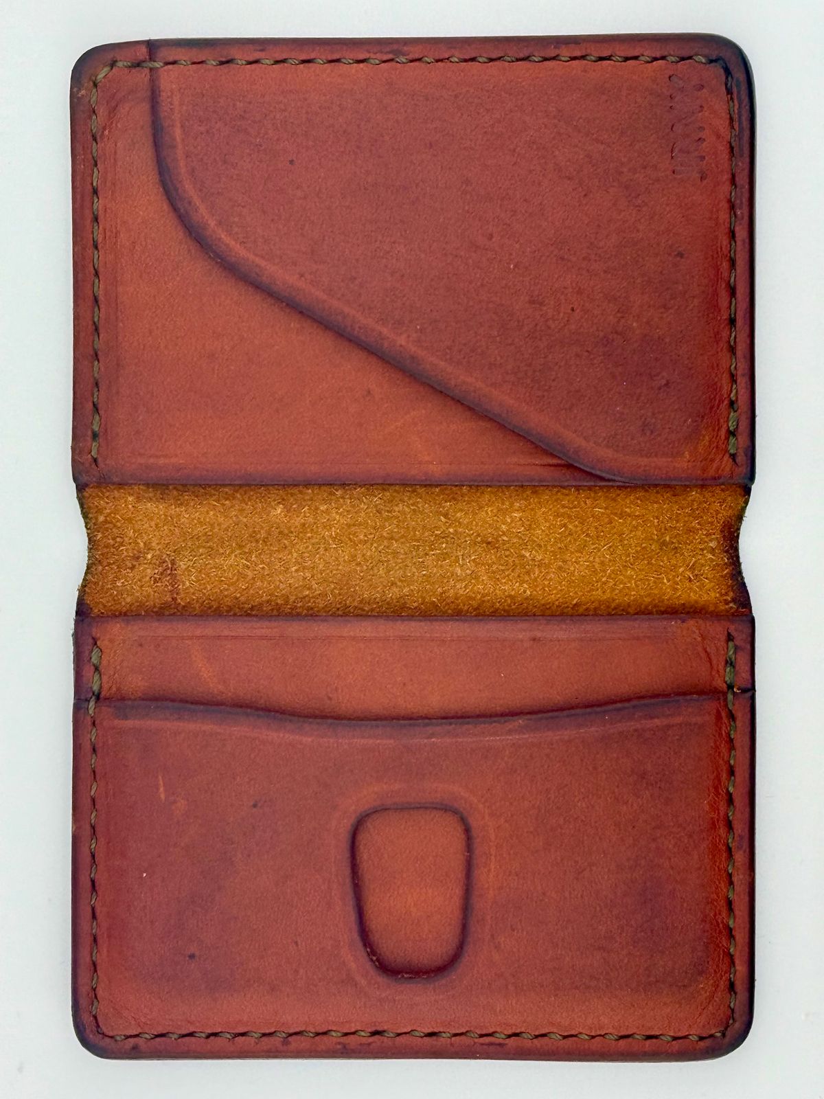 Photo by jeremy.m.boyd on February 4, 2026 of the Jeremy Boyd The JRNY Front Pocket BiFold in Tandy’s Economy Veg-Tan Hand Died English Bridle.