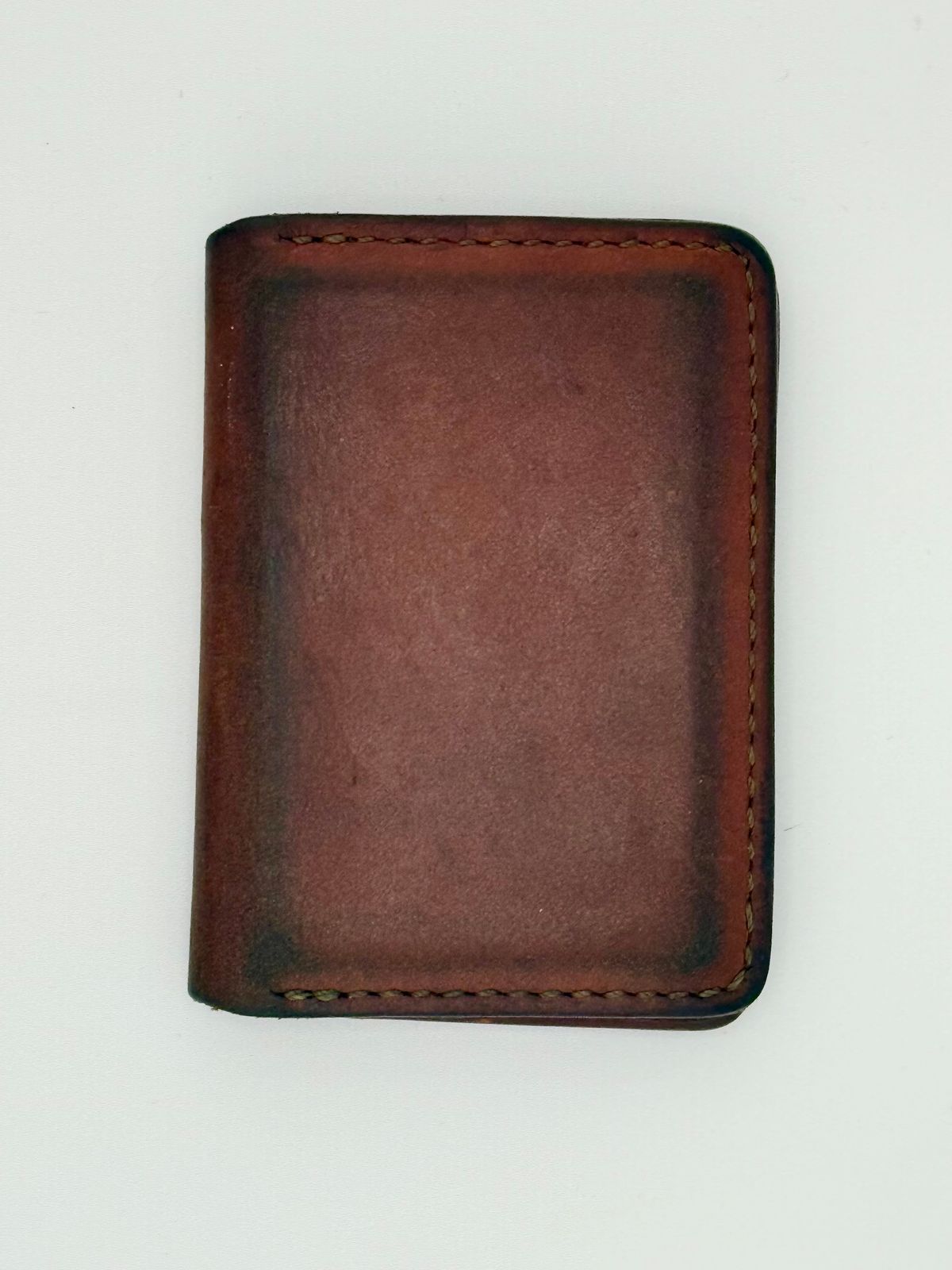 Photo by jeremy.m.boyd on February 4, 2026 of the Jeremy Boyd The JRNY Front Pocket BiFold in Tandy’s Economy Veg-Tan Hand Died English Bridle.