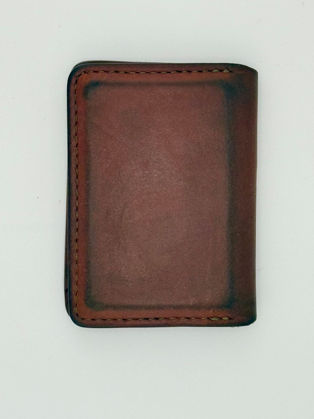 Photo by jeremy.m.boyd on February 4, 2026 of the Jeremy Boyd The JRNY Front Pocket BiFold in Tandy’s Economy Veg-Tan Hand Died English Bridle.