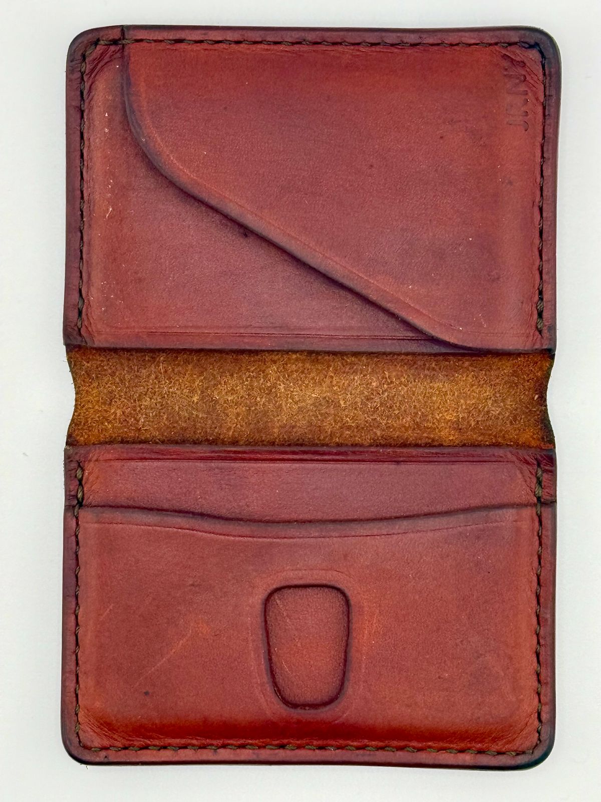 Photo by jeremy.m.boyd on April 3, 2026 of the Jeremy Boyd The JRNY Front Pocket BiFold in Tandy’s Economy Veg-Tan Hand Died English Bridle.