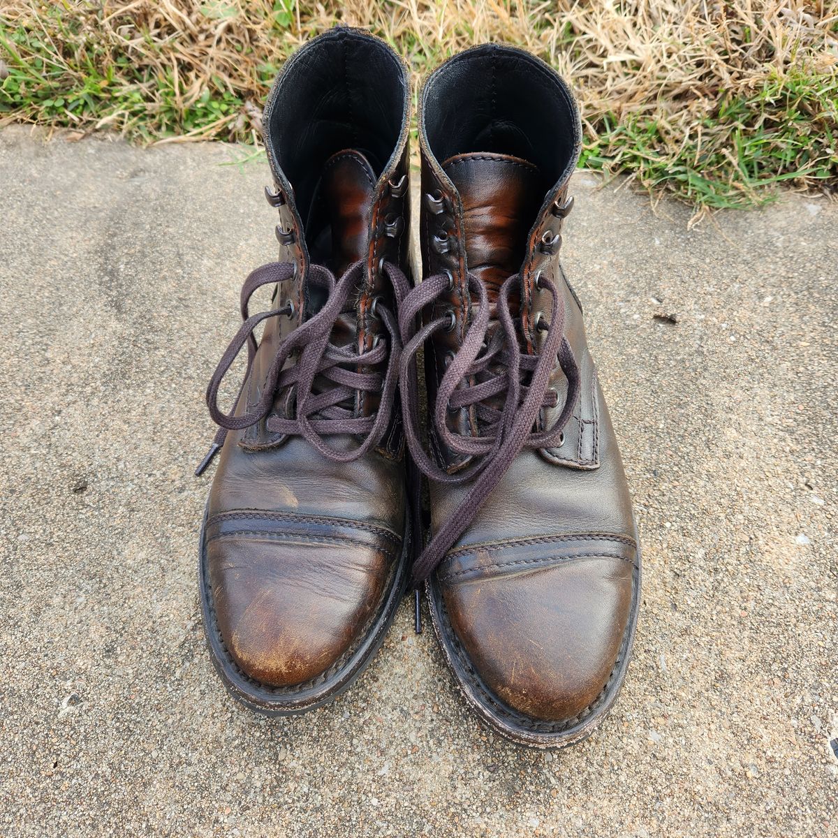 Photo by wildflowersnboots on November 3, 2022 of the Thursday Captain in Black Coffee Hand-Finished Full Grain.