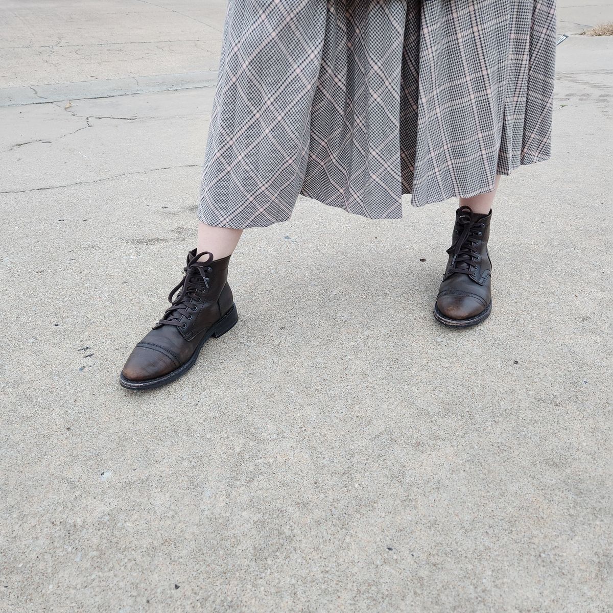 Photo by wildflowersnboots on December 5, 2022 of the Thursday Captain in Black Coffee Hand-Finished Full Grain.