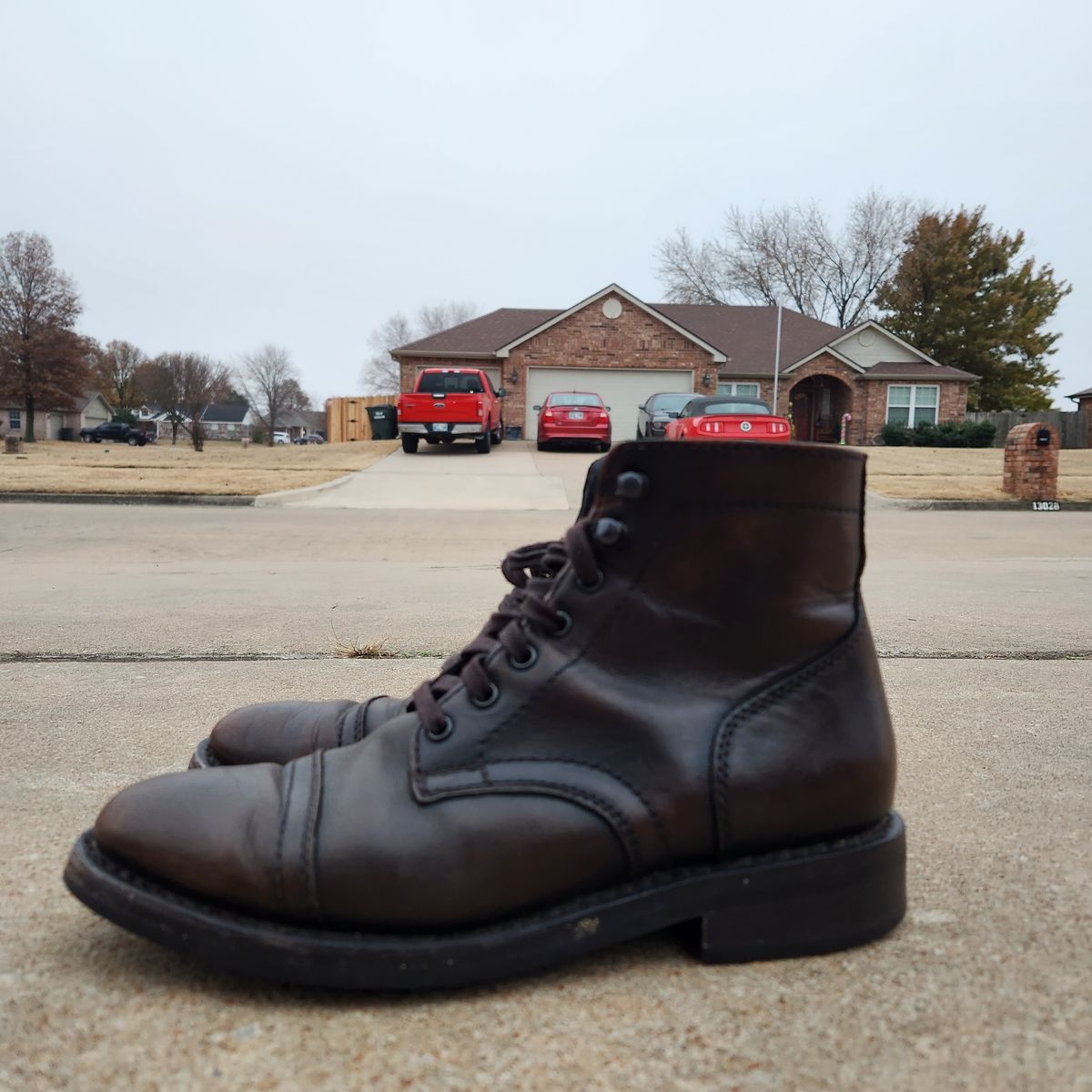 Photo by wildflowersnboots on December 5, 2022 of the Thursday Captain in Black Coffee Hand-Finished Full Grain.