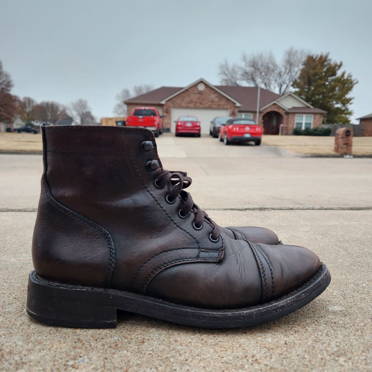 Photo by wildflowersnboots on December 5, 2022 of the Thursday Captain in Black Coffee Hand-Finished Full Grain.