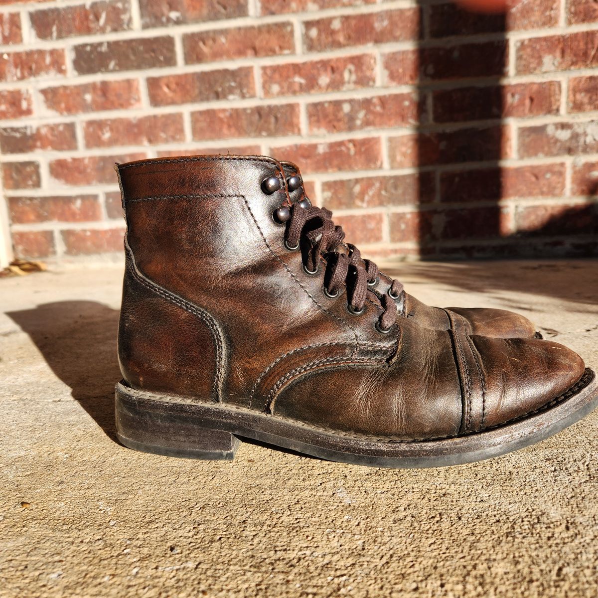 Photo by wildflowersnboots on January 5, 2023 of the Thursday Captain in Black Coffee Hand-Finished Full Grain.