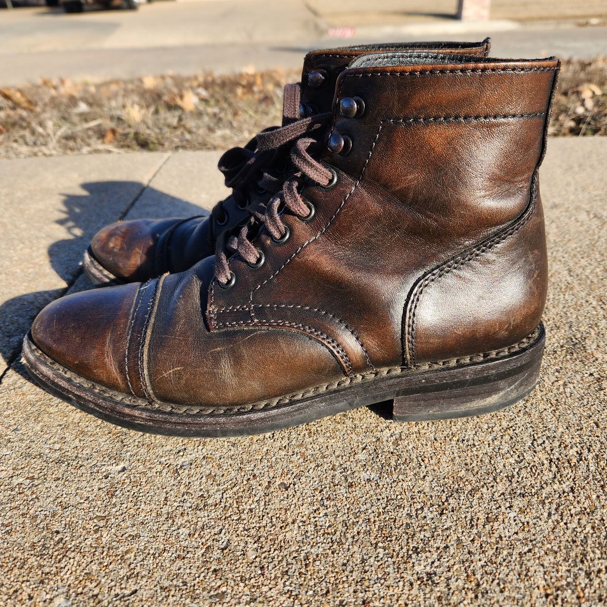 Photo by wildflowersnboots on February 5, 2023 of the Thursday Captain in Black Coffee Hand-Finished Full Grain.