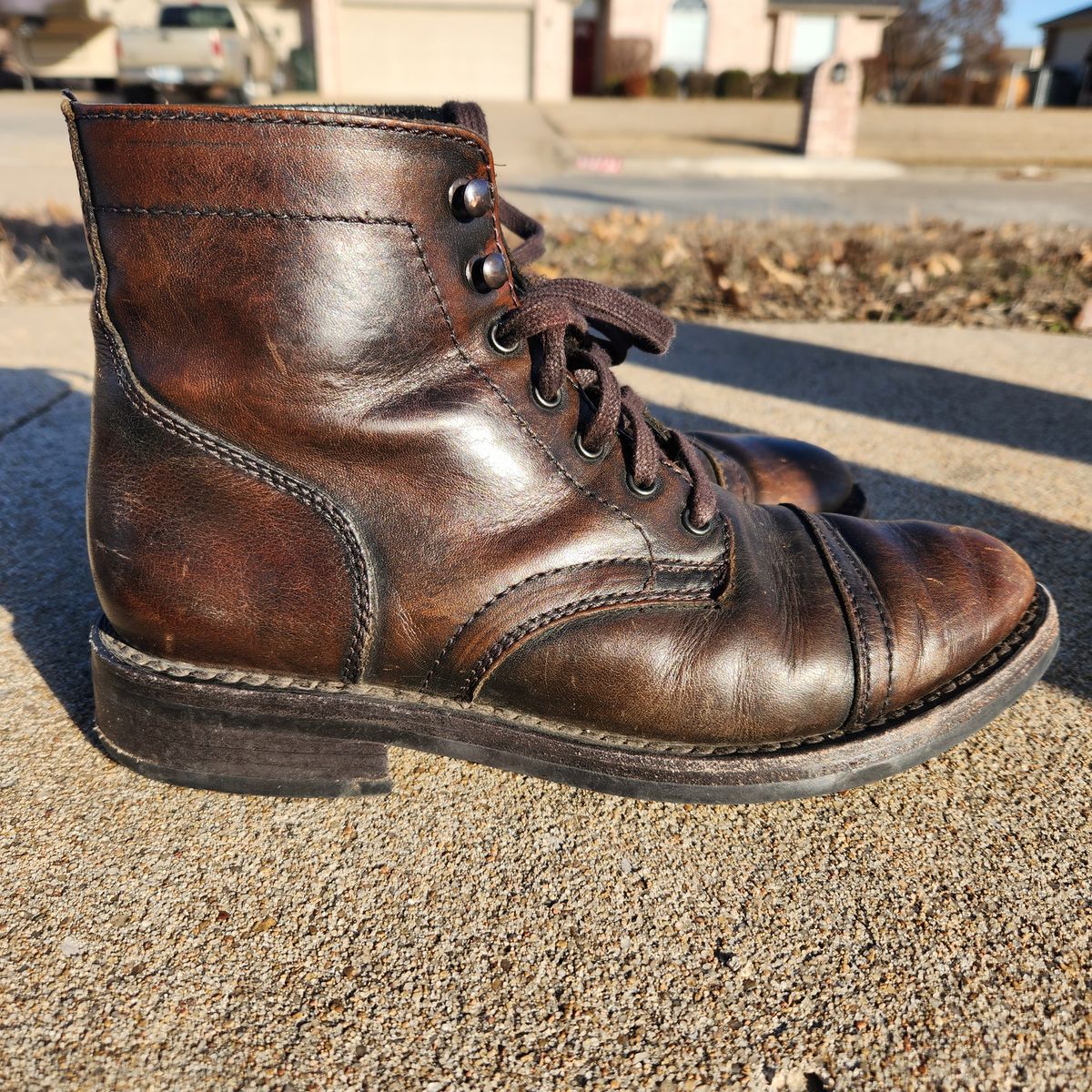 Photo by wildflowersnboots on February 5, 2023 of the Thursday Captain in Black Coffee Hand-Finished Full Grain.