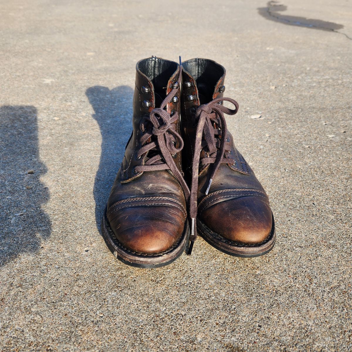 Photo by wildflowersnboots on March 4, 2023 of the Thursday Captain in Black Coffee Hand-Finished Full Grain.