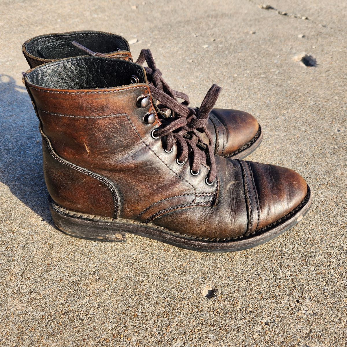 Photo by wildflowersnboots on March 4, 2023 of the Thursday Captain in Black Coffee Hand-Finished Full Grain.