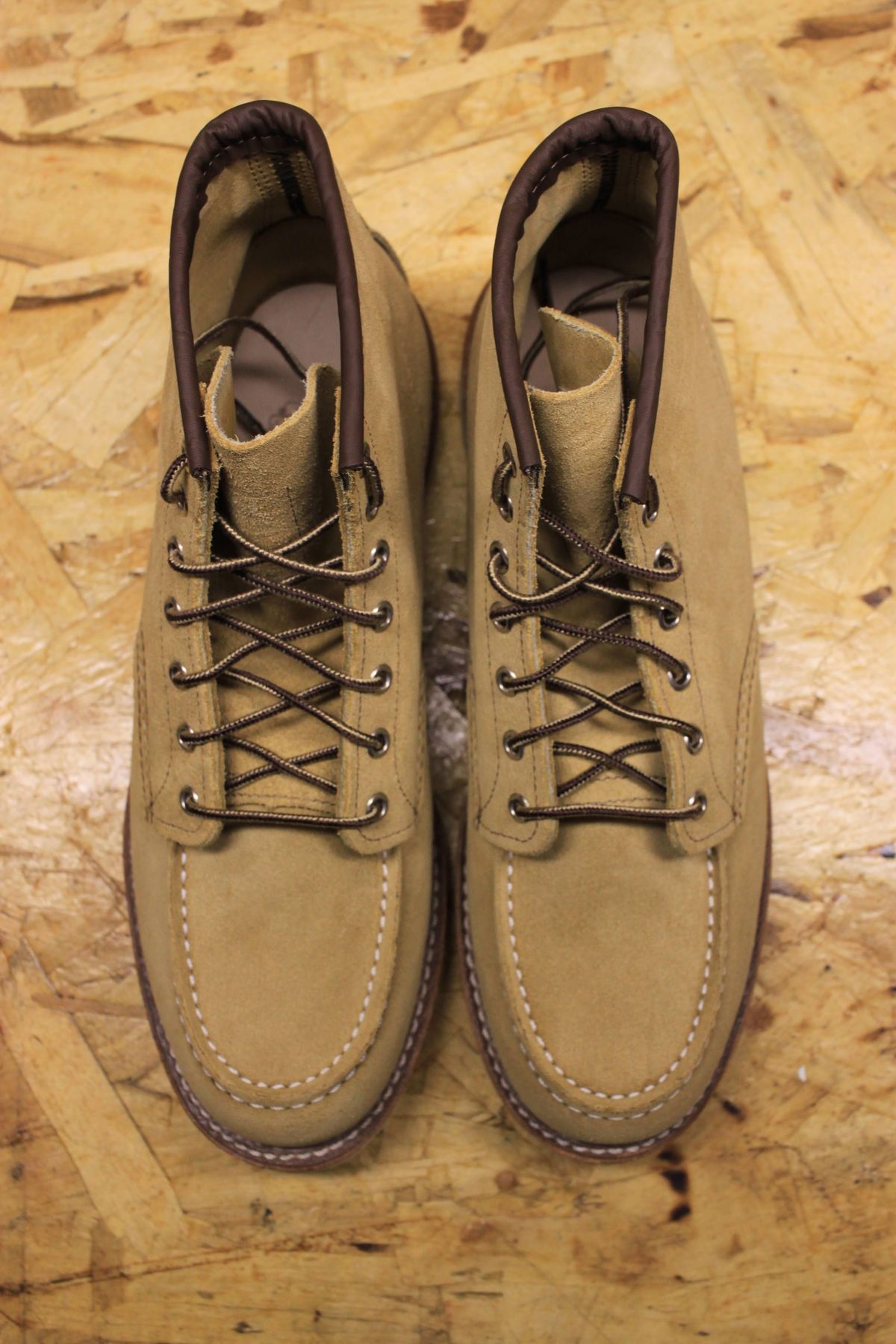 Photo by djsharris on October 1, 2023 of the Red Wing 6-Inch Classic Moc in S.B. Foot Hawthorne Abilene.