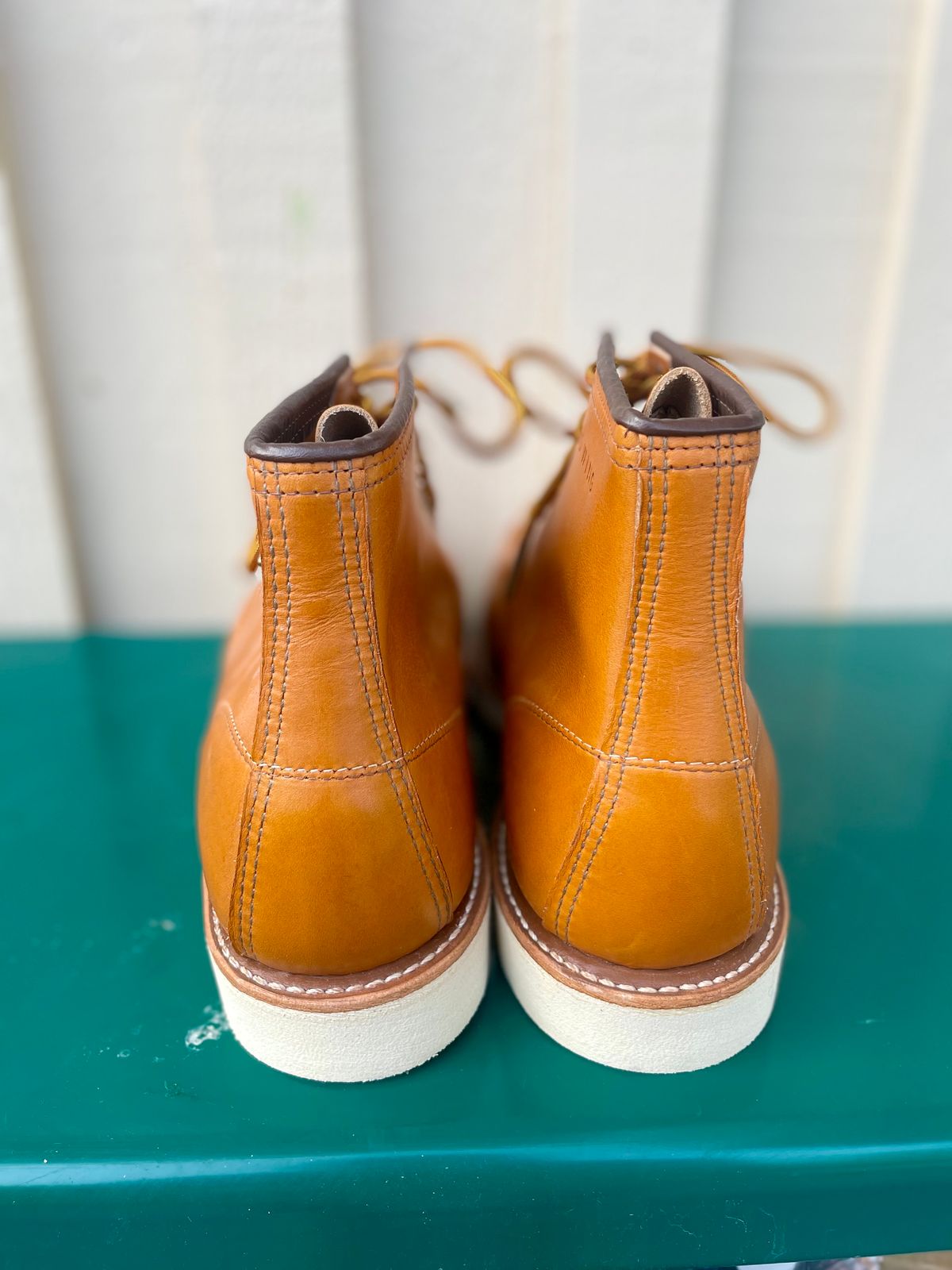 Photo by surcos on October 1, 2023 of the Irish Setter 6-Inch Classic Moc in Gold Russet Sequoia.