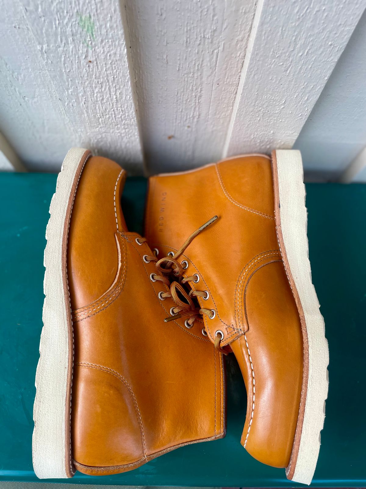 Photo by surcos on October 1, 2023 of the Irish Setter 6-Inch Classic Moc in Gold Russet Sequoia.