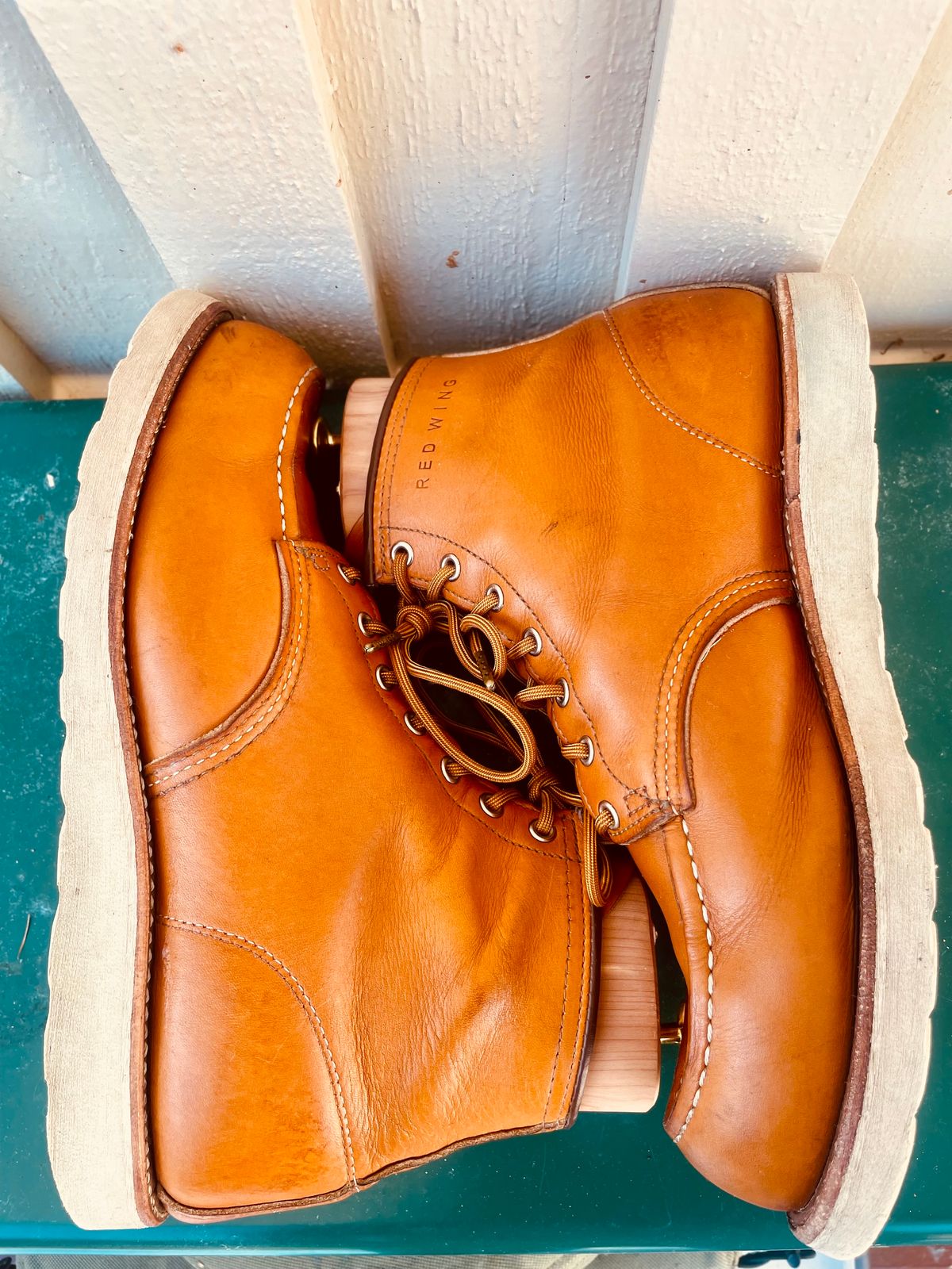 Photo by surcos on February 3, 2024 of the Irish Setter 6-Inch Classic Moc in Gold Russet Sequoia.