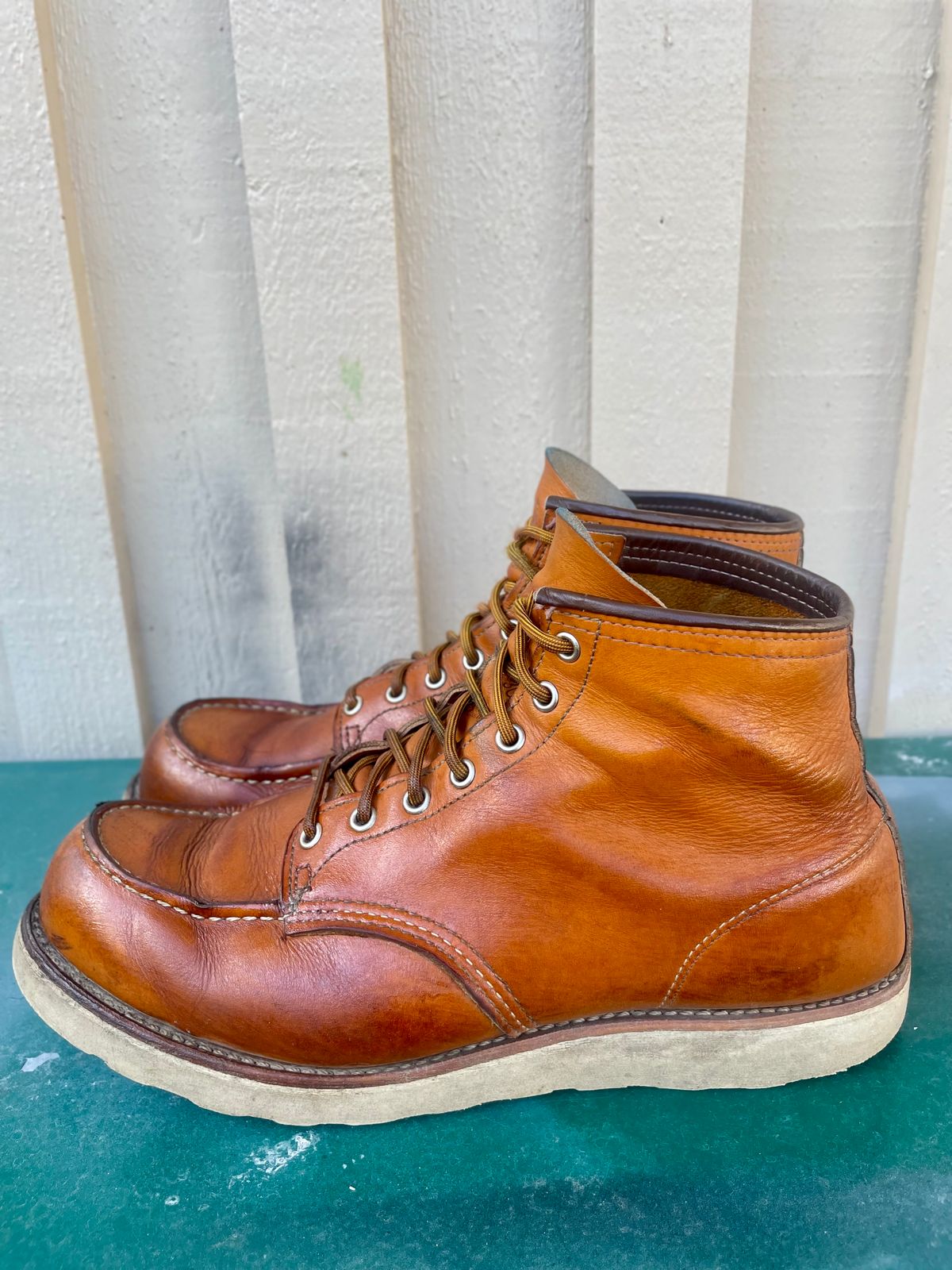 Photo by surcos on April 1, 2024 of the Irish Setter 6-Inch Classic Moc in Gold Russet Sequoia.