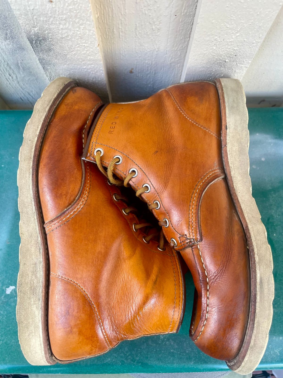 Photo by surcos on April 1, 2024 of the Irish Setter 6-Inch Classic Moc in Gold Russet Sequoia.