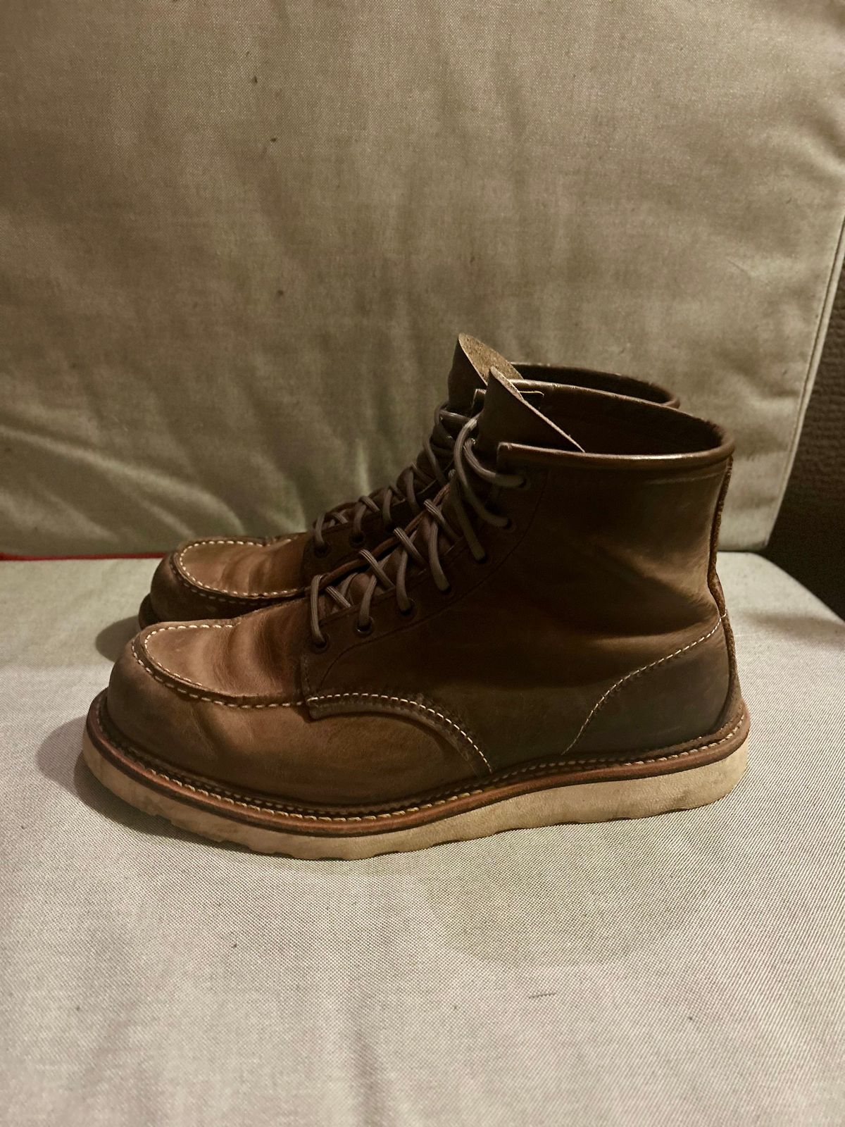 Photo by surcos on January 5, 2025 of the Red Wing 8883 in Concrete Rough & Tough leather.