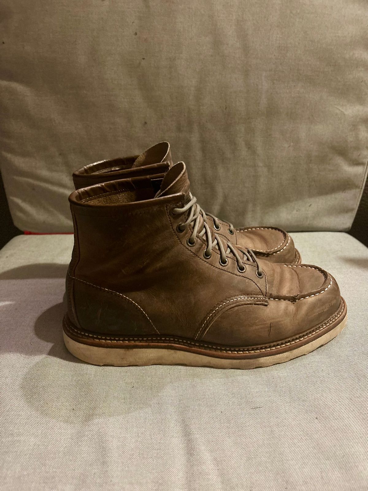 Photo by surcos on January 5, 2025 of the Red Wing 8883 in Concrete Rough & Tough leather.