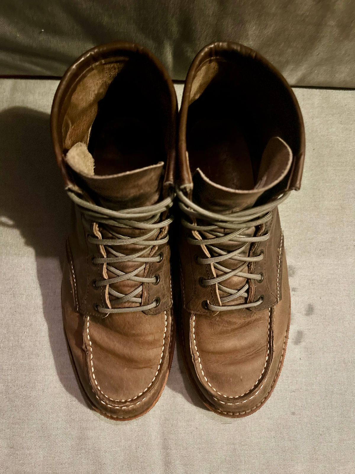 Photo by surcos on January 5, 2025 of the Red Wing 8883 in Concrete Rough & Tough leather.