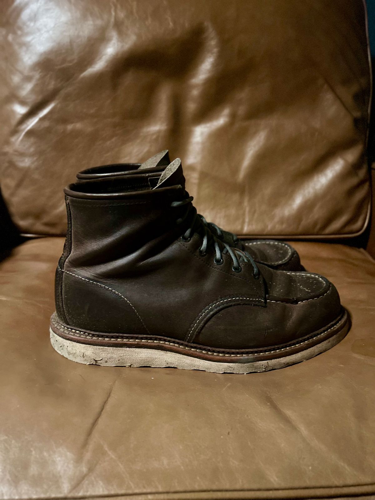 Photo by surcos on February 5, 2025 of the Red Wing 8883 in Concrete Rough & Tough leather.
