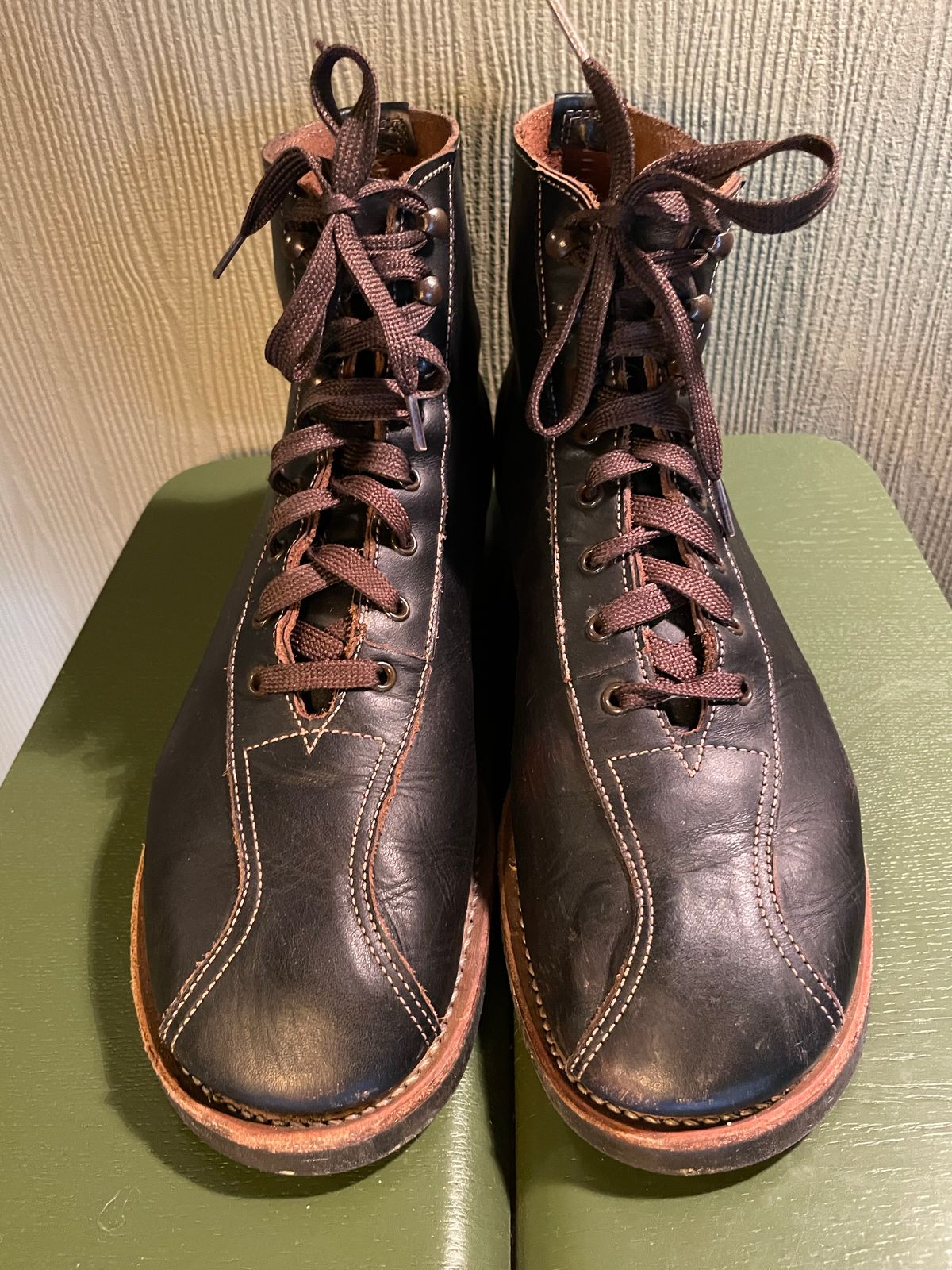 Photo by surcos on November 1, 2022 of the Red Wing 1920s Outing Boot in S.B. Foot Black Prairie.