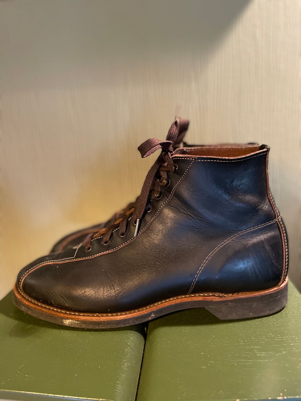 Photo by surcos on November 1, 2022 of the Red Wing 1920s Outing Boot in S.B. Foot Black Prairie.