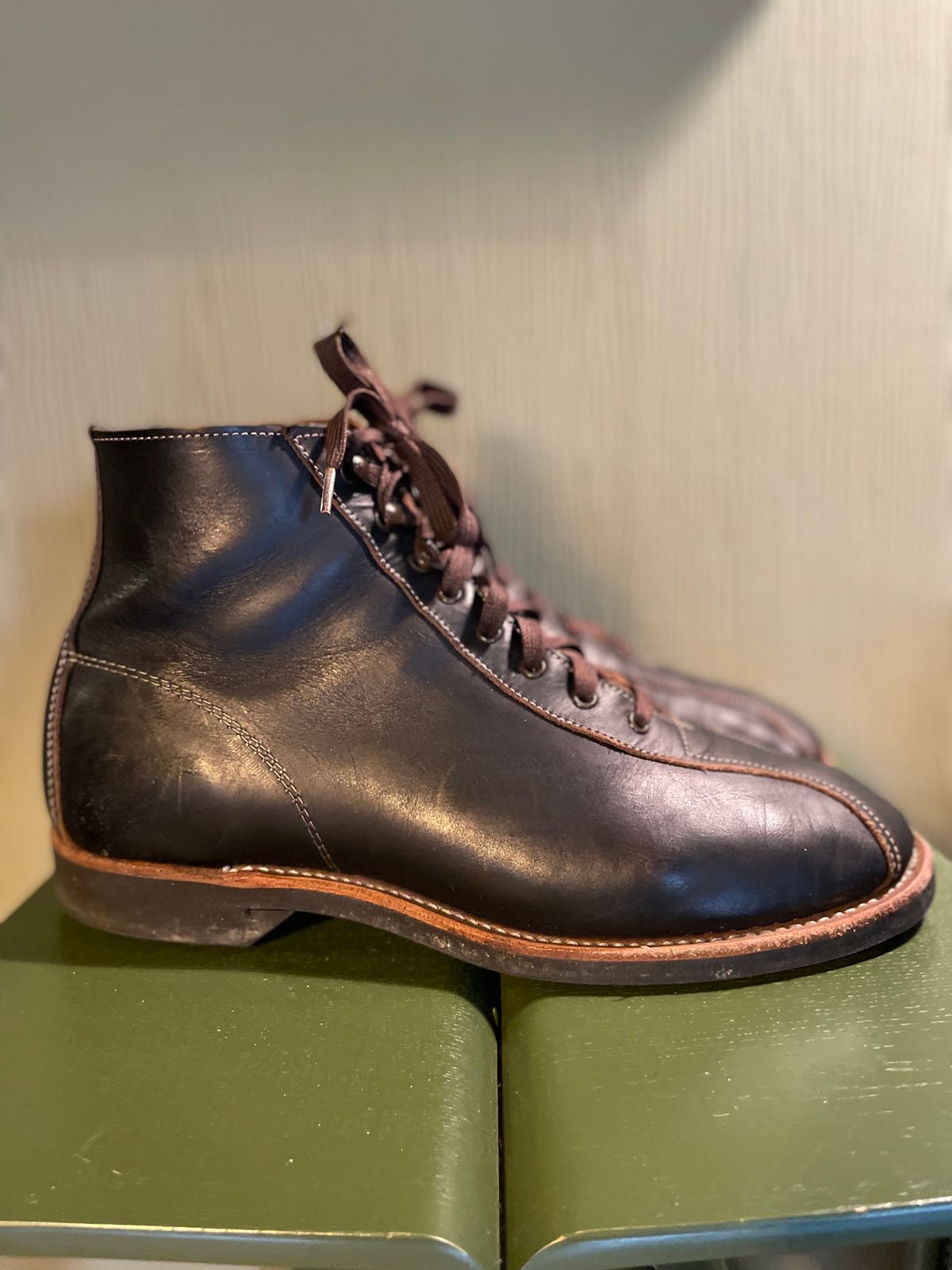 Photo by surcos on November 1, 2022 of the Red Wing 1920s Outing Boot in S.B. Foot Black Prairie.