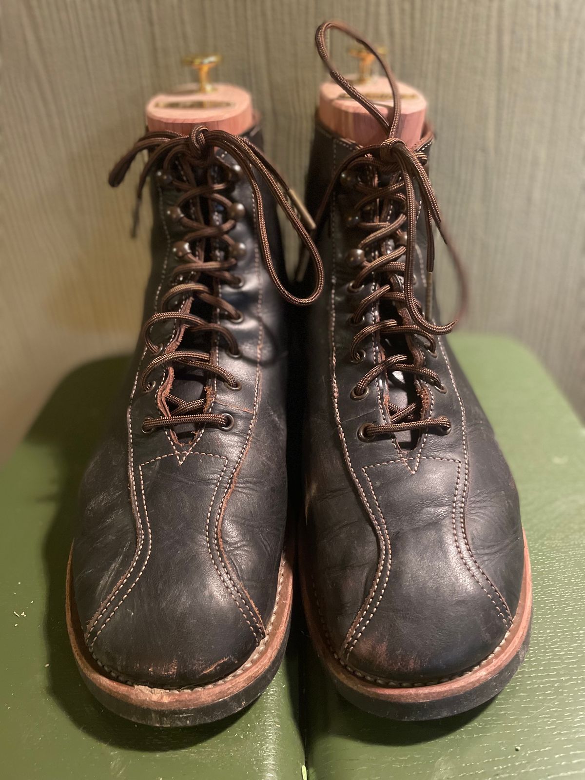 Photo by surcos on December 3, 2022 of the Red Wing 1920s Outing Boot in S.B. Foot Black Prairie.