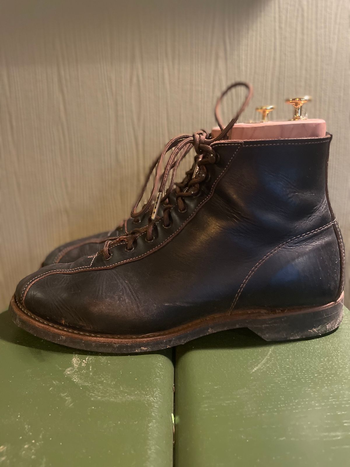 Photo by surcos on December 3, 2022 of the Red Wing 1920s Outing Boot in S.B. Foot Black Prairie.