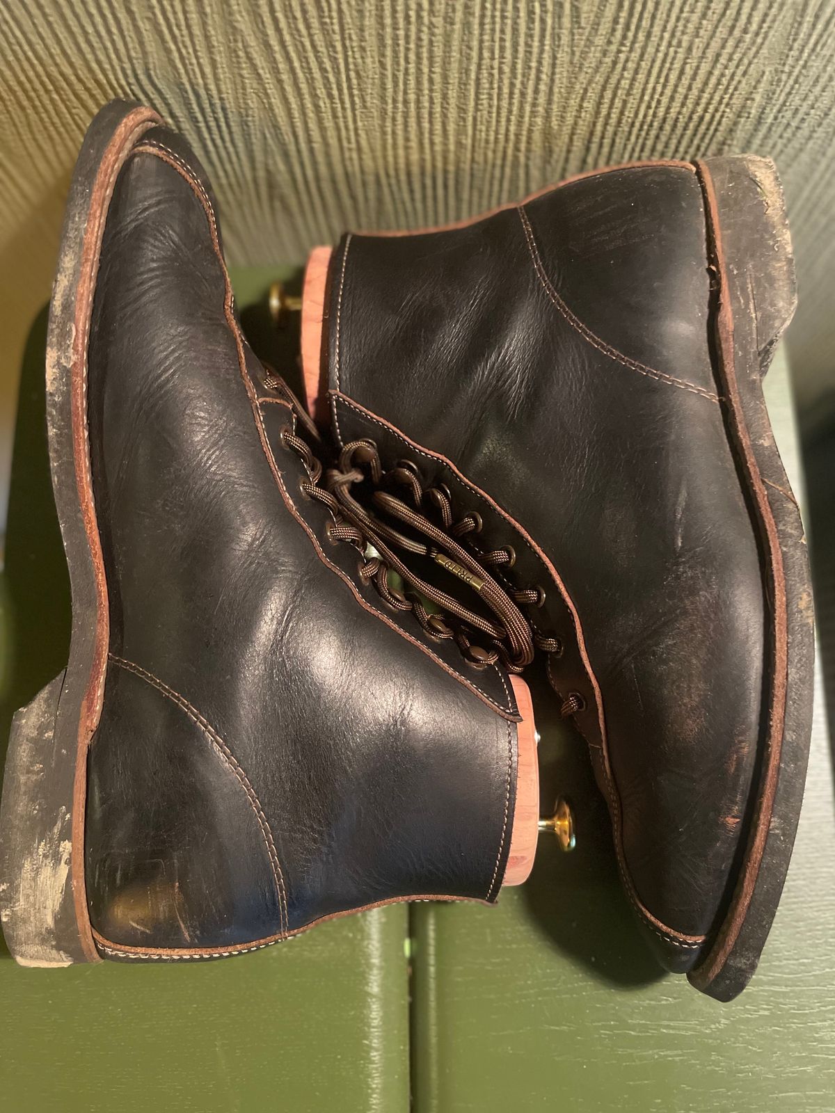 Photo by surcos on December 3, 2022 of the Red Wing 1920s Outing Boot in S.B. Foot Black Prairie.