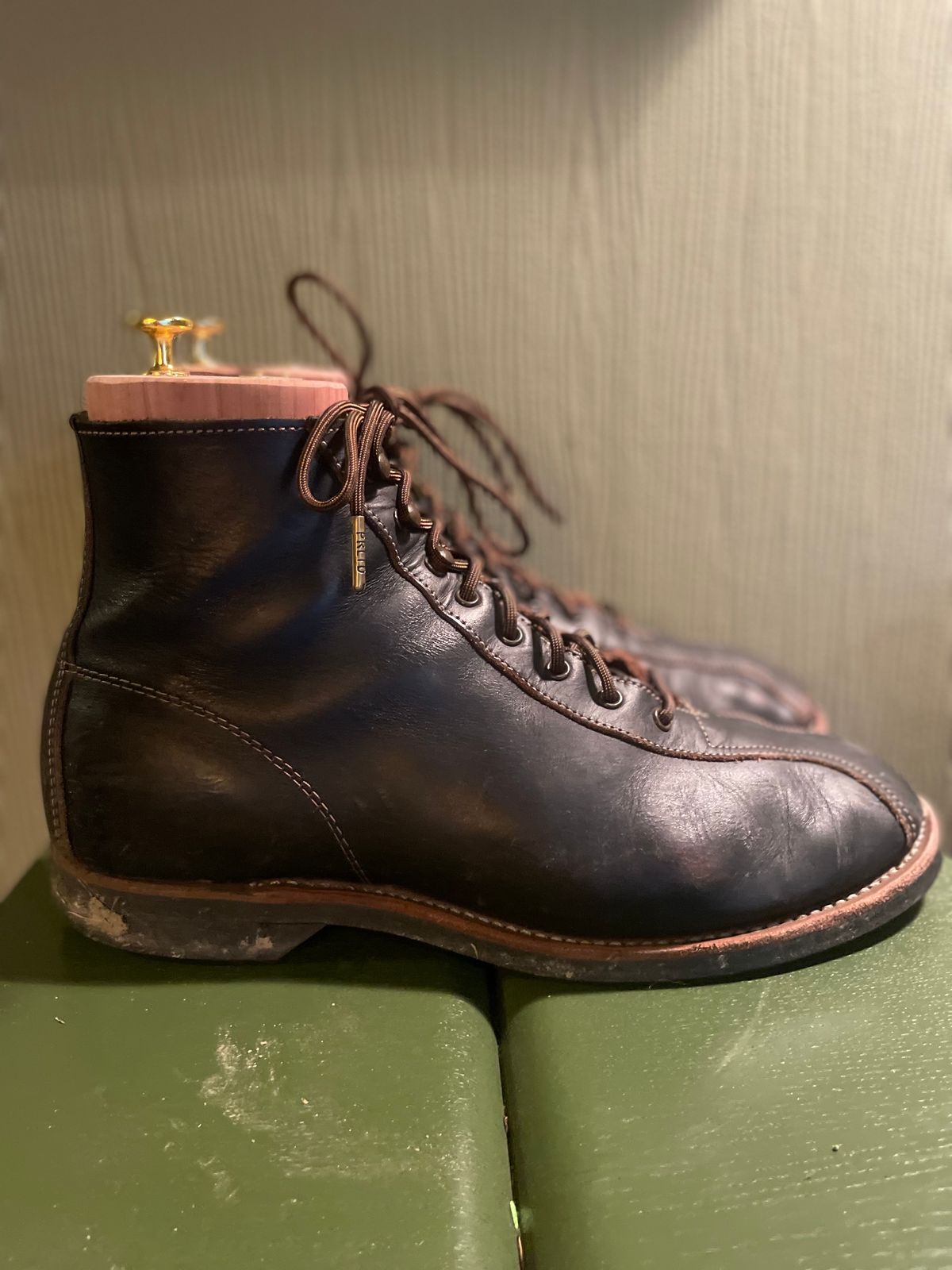 Photo by surcos on December 3, 2022 of the Red Wing 1920s Outing Boot in S.B. Foot Black Prairie.