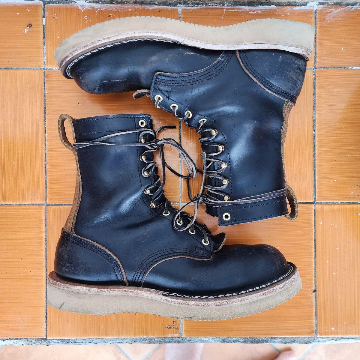 Photo by Leroy on November 2, 2023 of the Nicks x Zuriick Merriman in Horween Black Chromexcel.