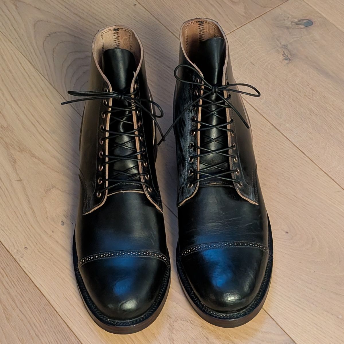 Photo by melloyello on November 2, 2024 of the Viberg Service Boot BCT in Horween Teacore Double Cordovan.