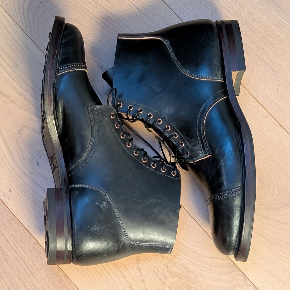 Photo by melloyello on November 2, 2024 of the Viberg Service Boot BCT in Horween Teacore Double Cordovan.