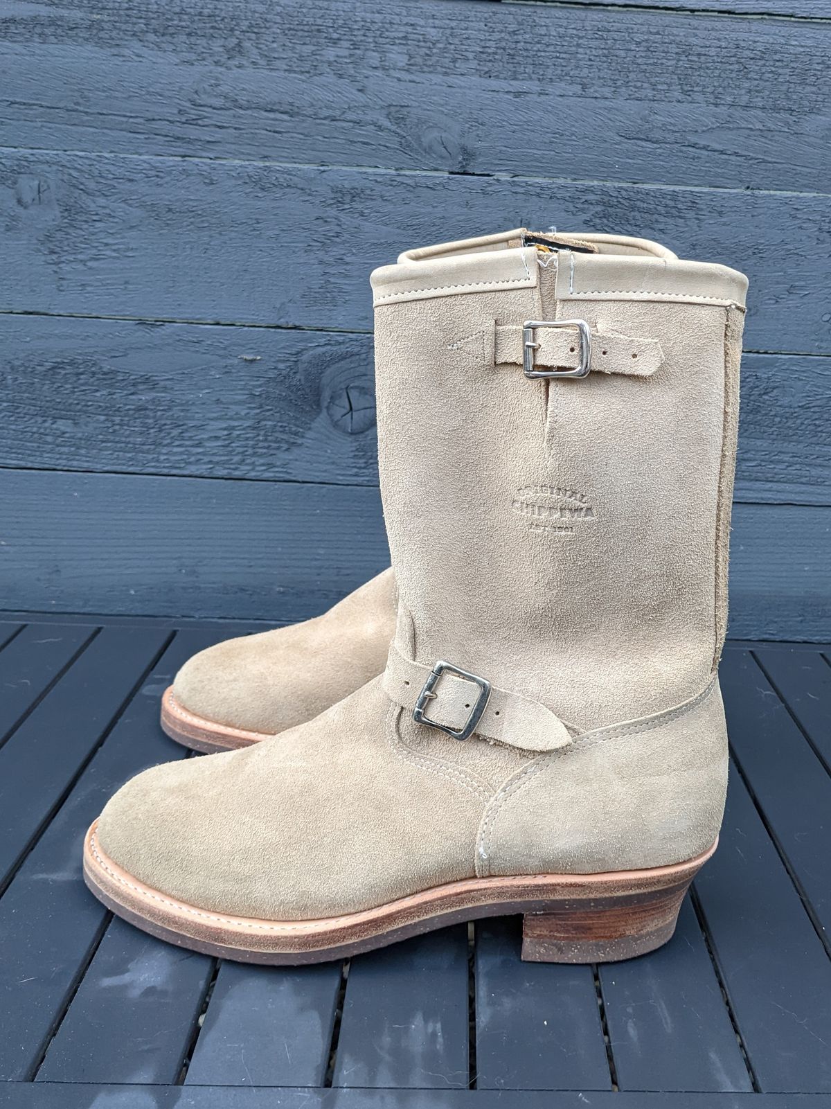Photo by melloyello on October 1, 2022 of the Chippewa 11" Engineer Boot in Sand Roughout.