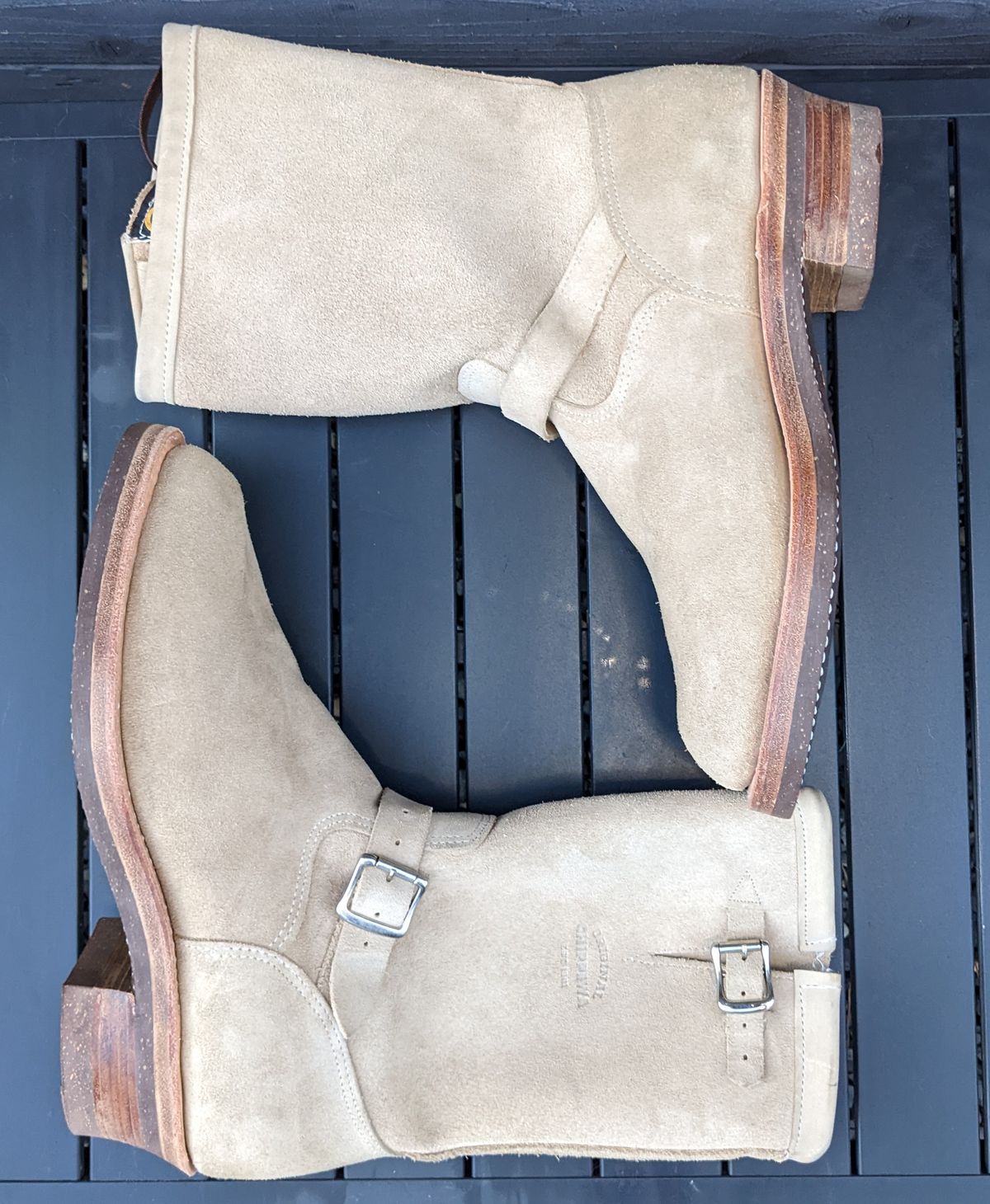 Photo by melloyello on October 1, 2022 of the Chippewa 11" Engineer Boot in Sand Roughout.