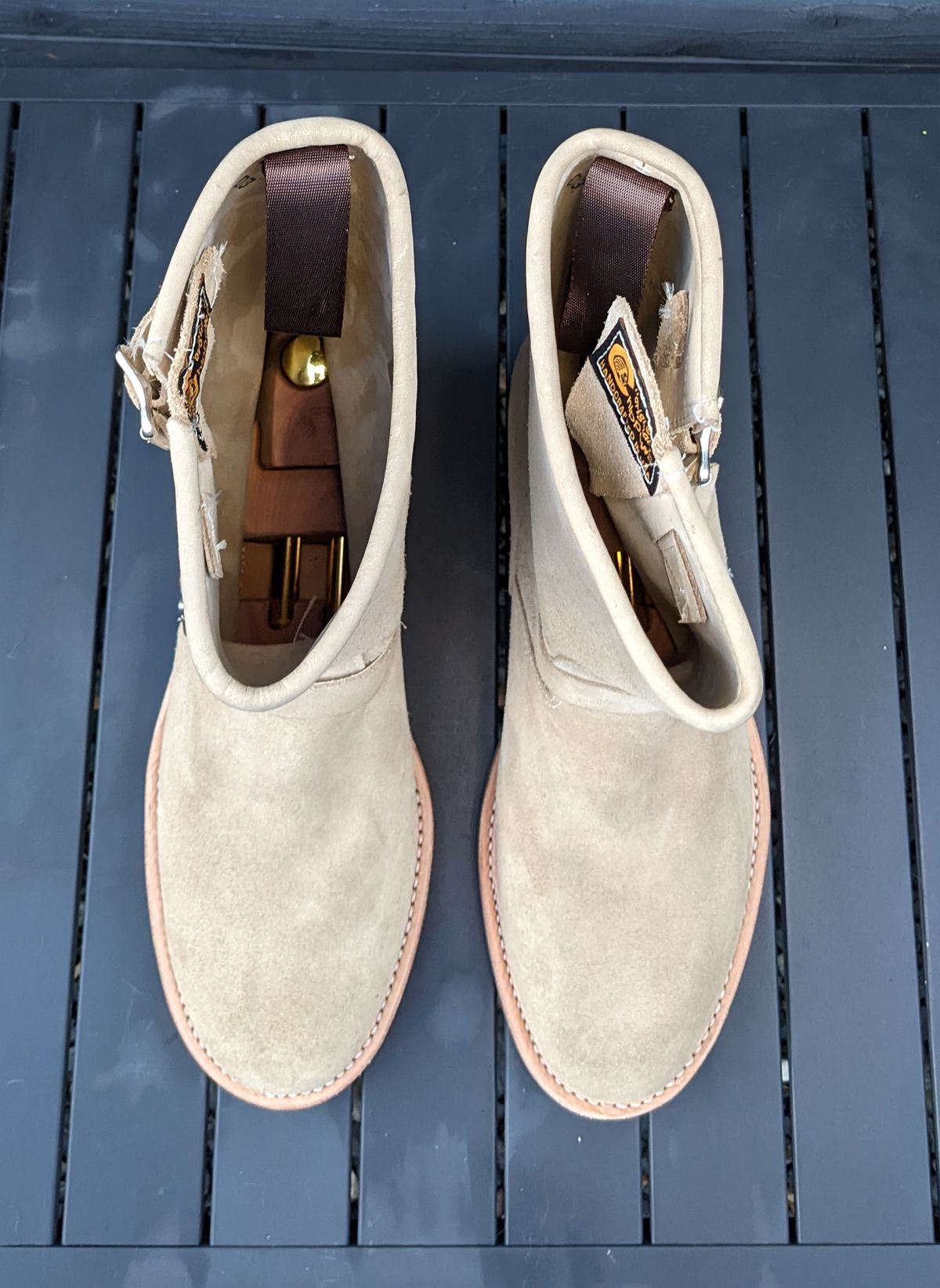 Photo by melloyello on October 1, 2022 of the Chippewa 11" Engineer Boot in Sand Roughout.