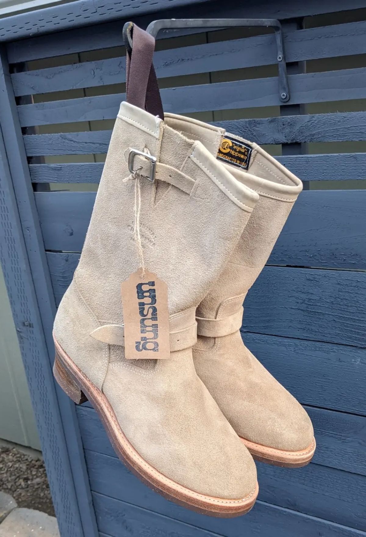 Photo by melloyello on October 2, 2022 of the Chippewa 11" Engineer Boot in Sand Roughout.