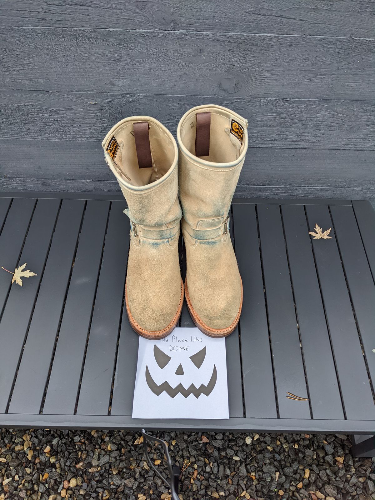 Photo by melloyello on November 1, 2022 of the Chippewa 11" Engineer Boot in Sand Roughout.