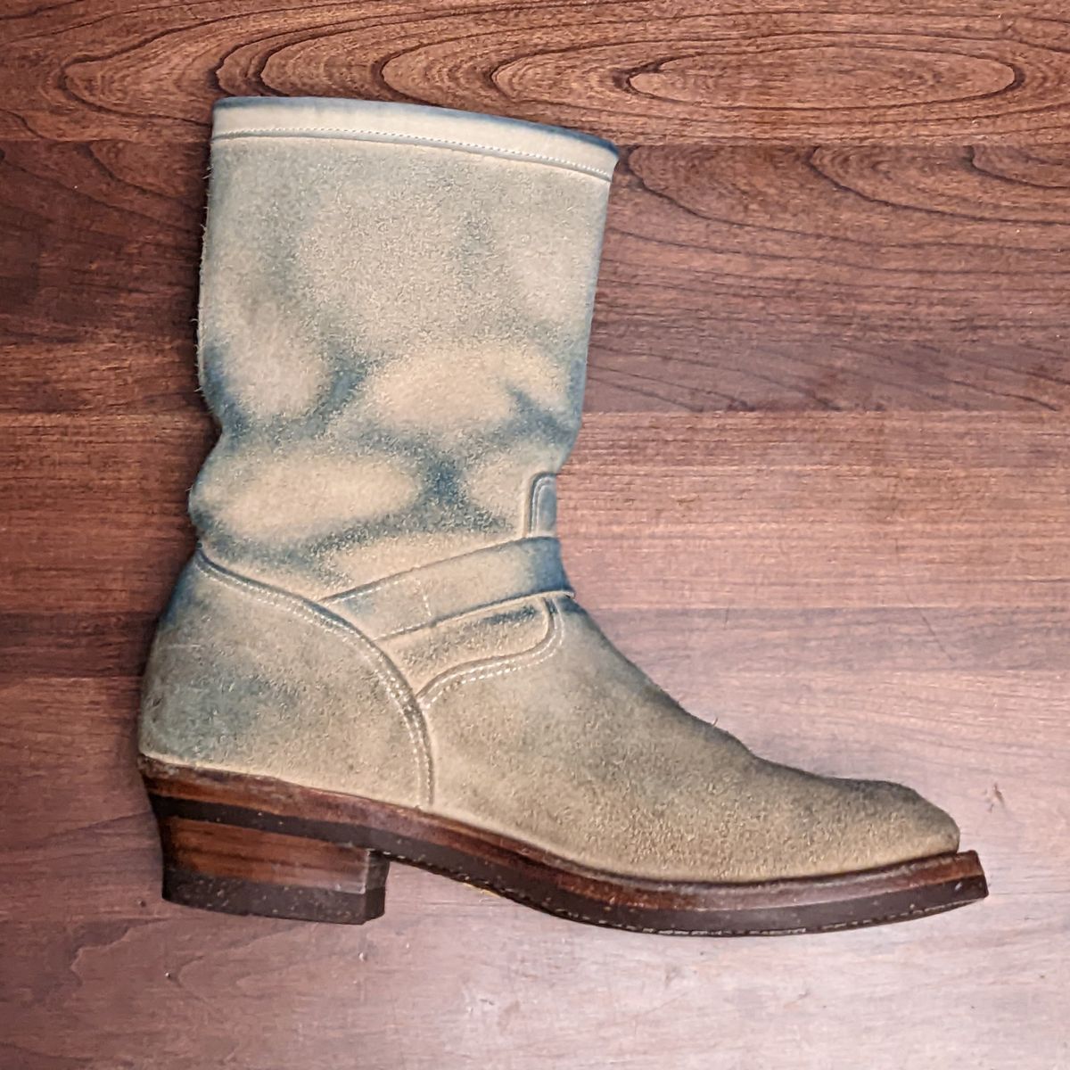 Photo by melloyello on November 28, 2022 of the Chippewa 11" Engineer Boot in Sand Roughout.