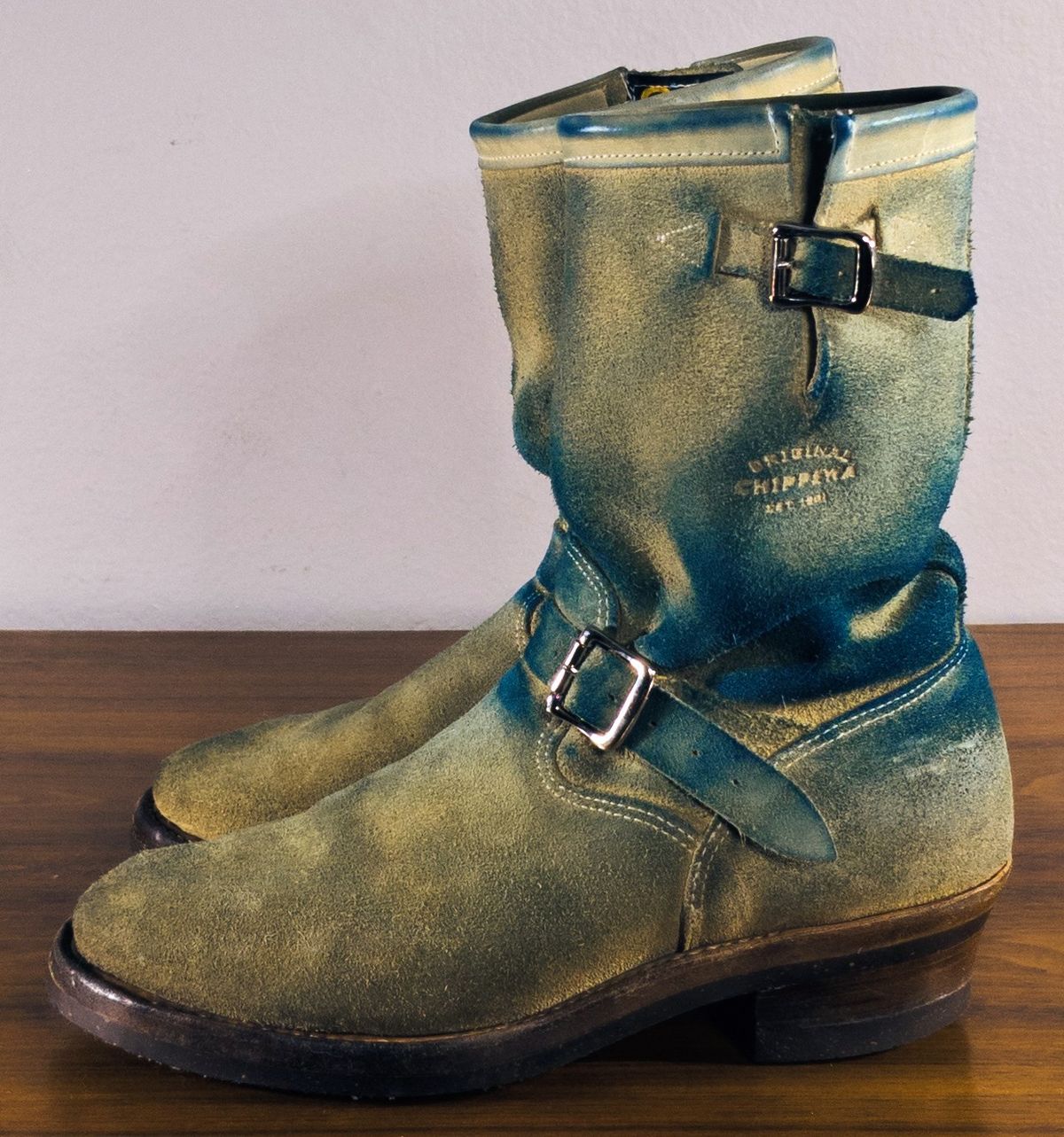 Photo by melloyello on January 4, 2023 of the Chippewa 11" Engineer Boot in Sand Roughout.