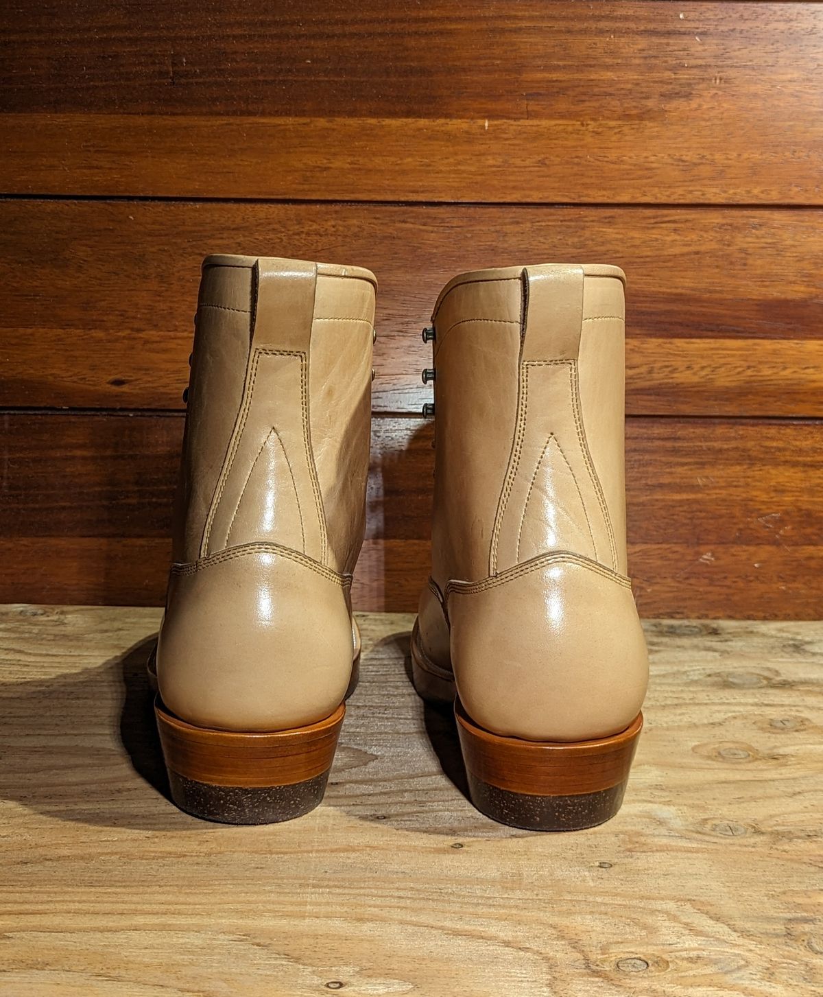 Photo by melloyello on October 1, 2023 of the Prof Barnets Billy Boots in Shinki Natural Shrunken Horsebutt.