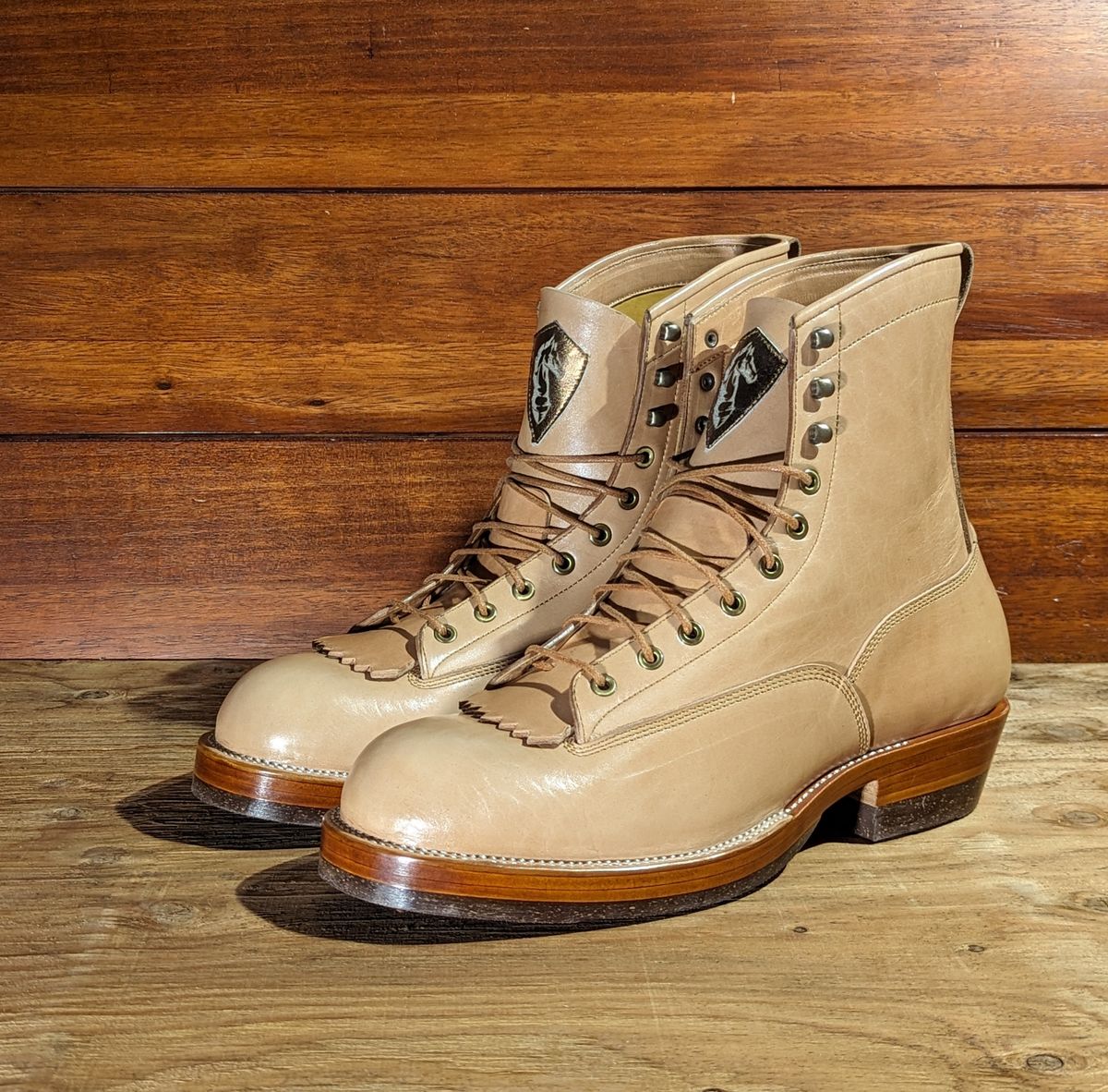 Photo by melloyello on October 1, 2023 of the Prof Barnets Billy Boots in Shinki Natural Shrunken Horsebutt.