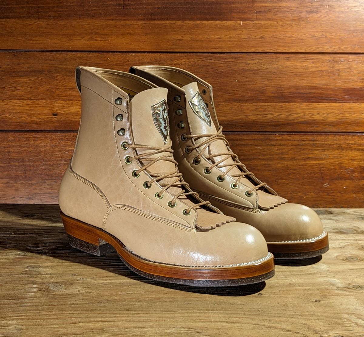 Photo by melloyello on October 1, 2023 of the Prof Barnets Billy Boots in Shinki Natural Shrunken Horsebutt.