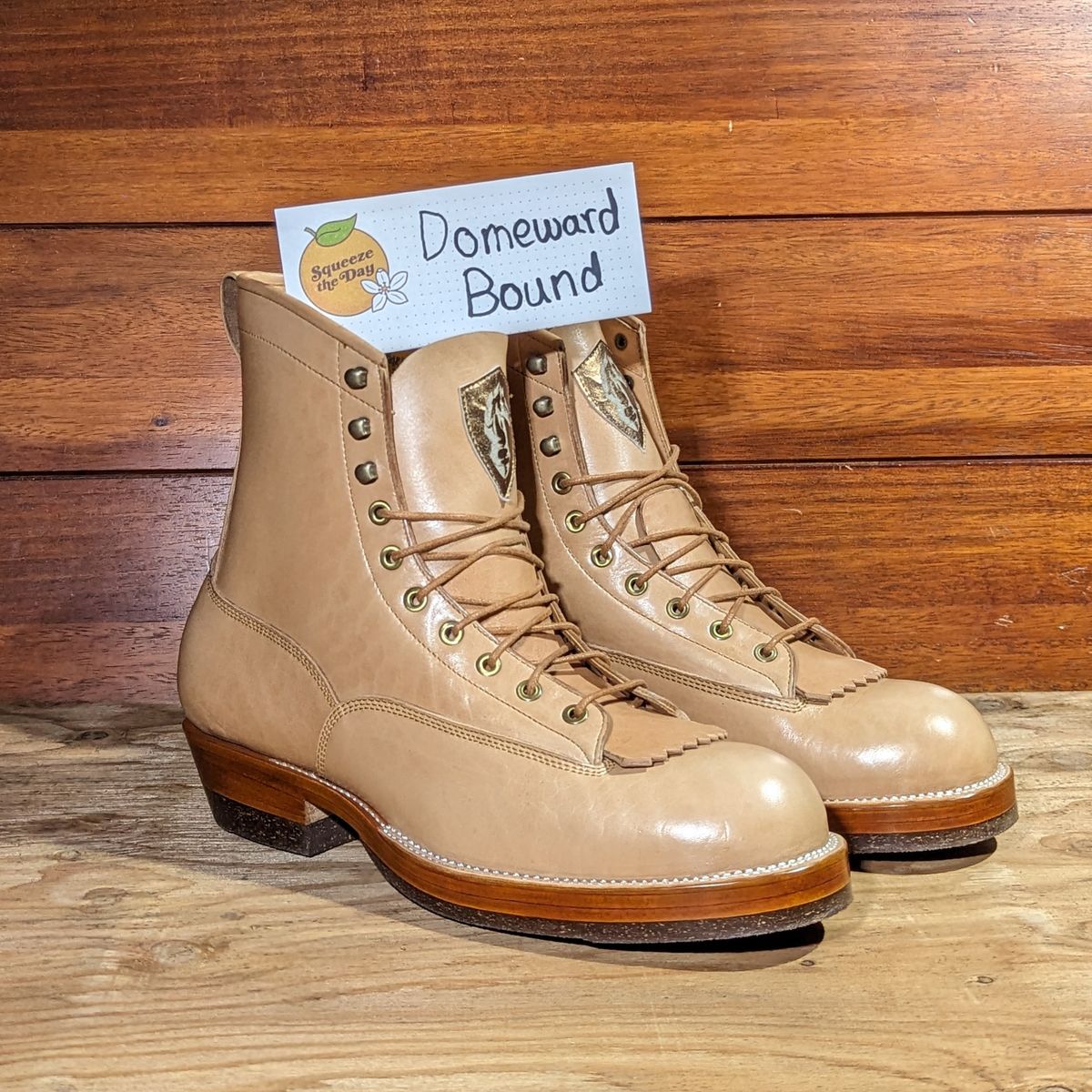 Photo by melloyello on October 1, 2023 of the Prof Barnets Billy Boots in Shinki Natural Shrunken Horsebutt.